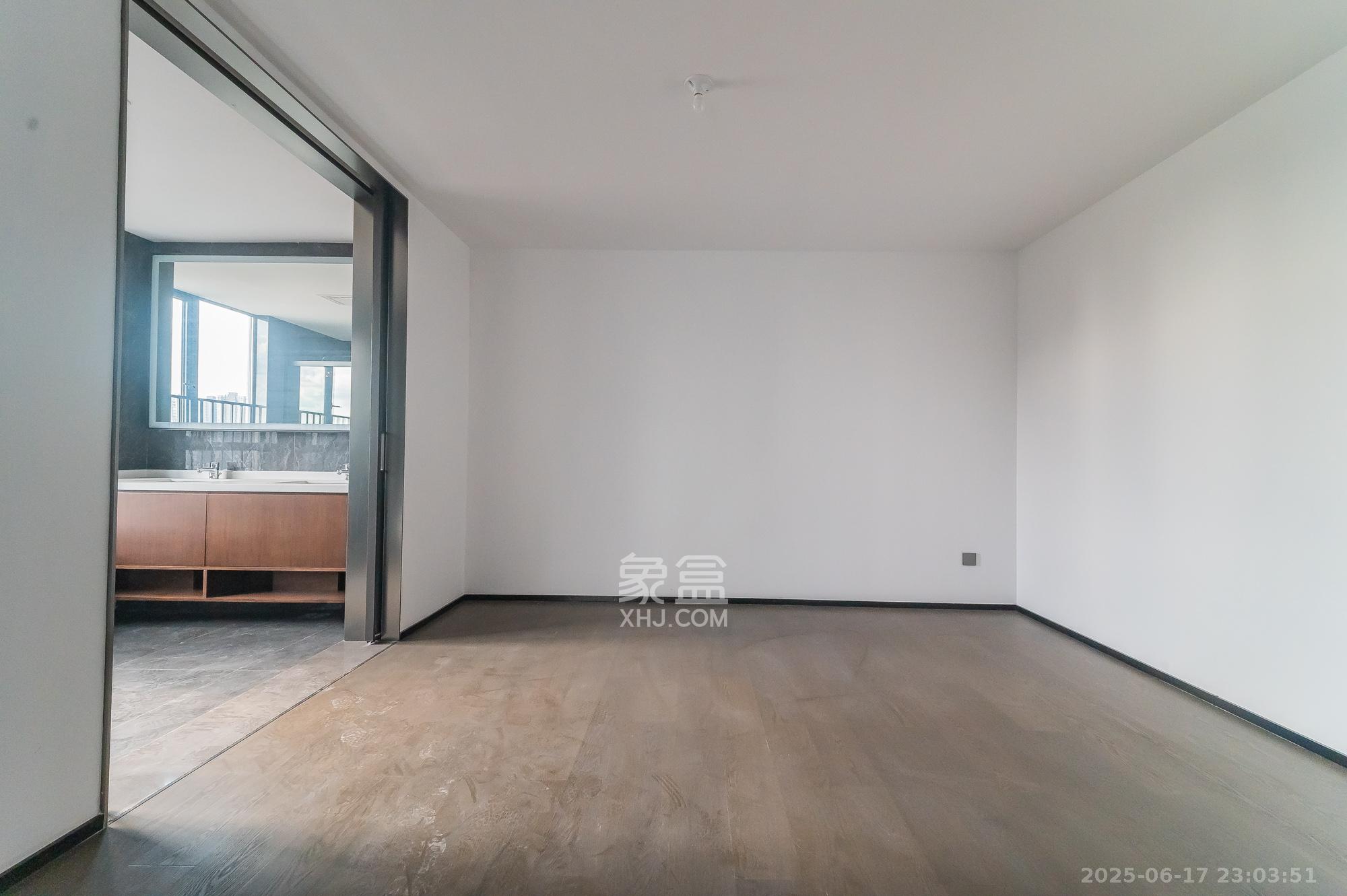 万科松湖天地  5室2厅3卫    398.0万 万科松湖天地  5室2厅3卫    398.0万卧室