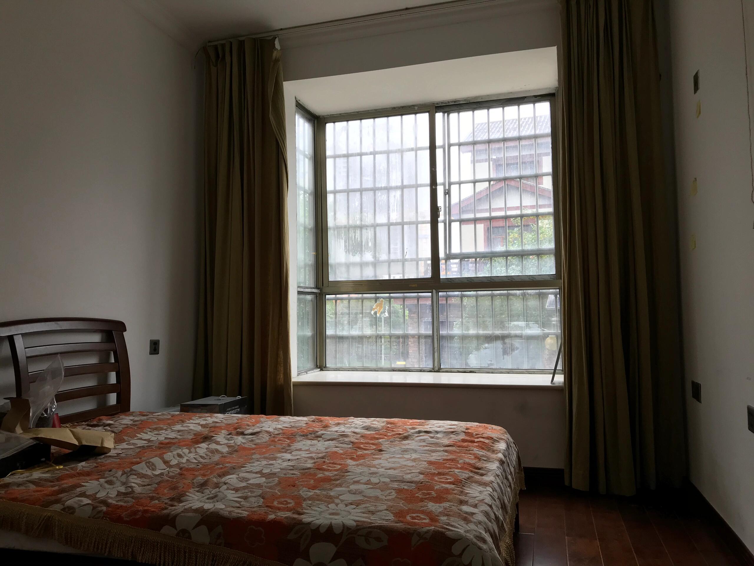 市安监住宅小区（应急管理局）  4室2厅2卫    155.0万客厅