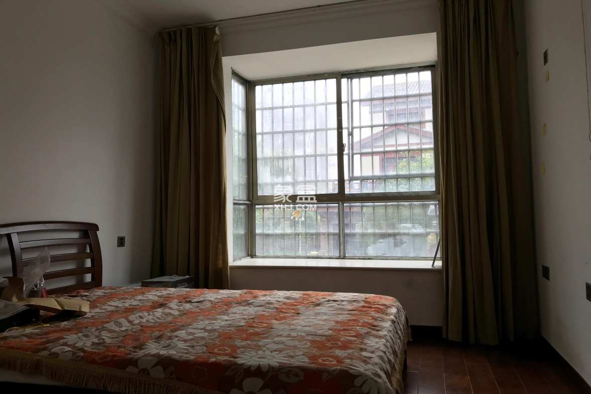 市安监住宅小区(应急管理局)  4室2厅2卫    155.0万 市安监住宅小区(应急管理局)  4室2厅2卫    155.0万客厅