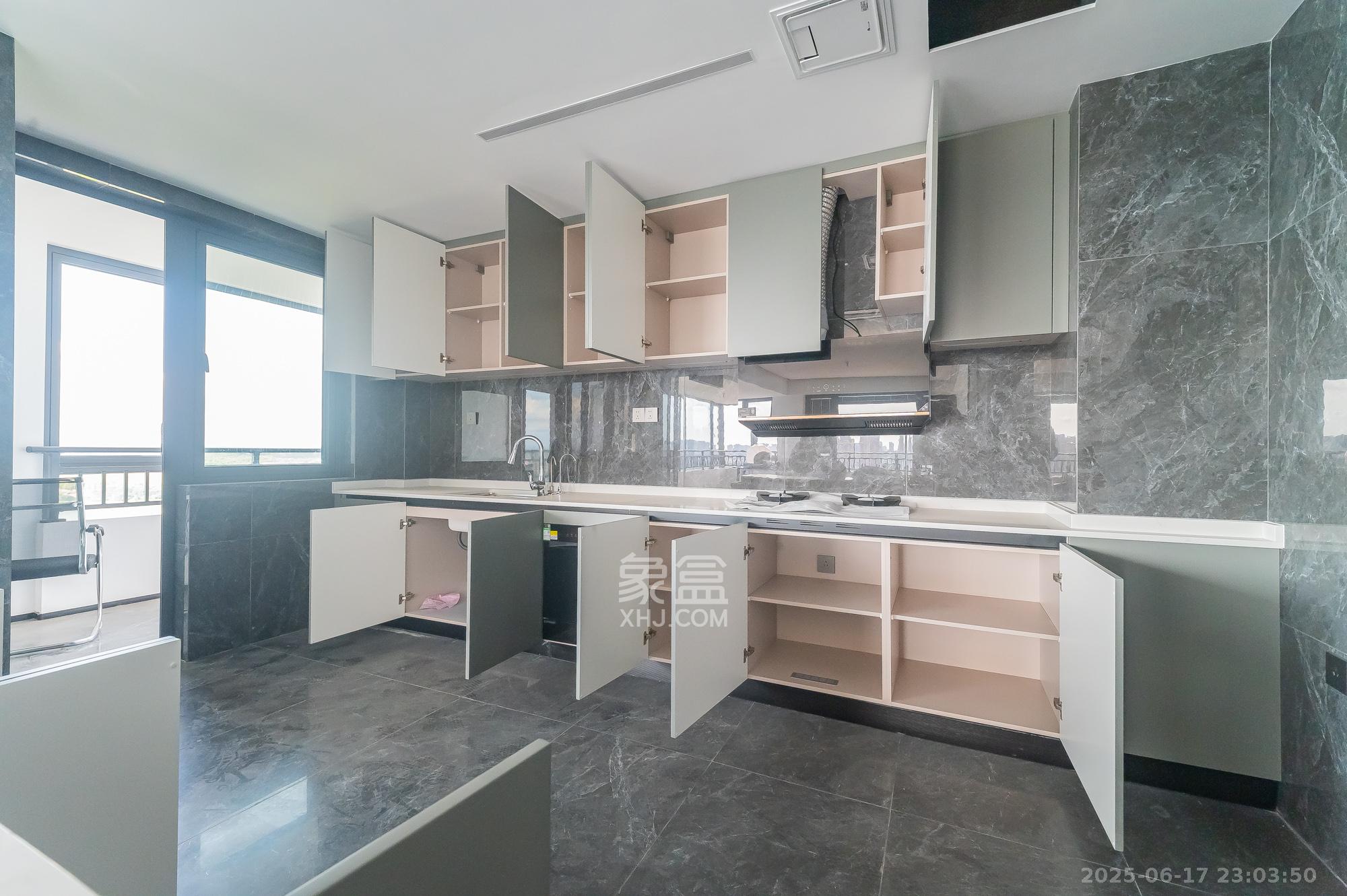 万科松湖天地  5室2厅3卫    398.0万 万科松湖天地  5室2厅3卫    398.0万厨房