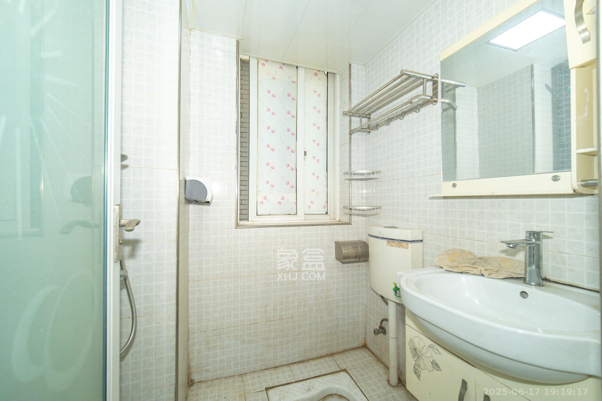 时代星城  2室2厅1卫    39.8万卫生间