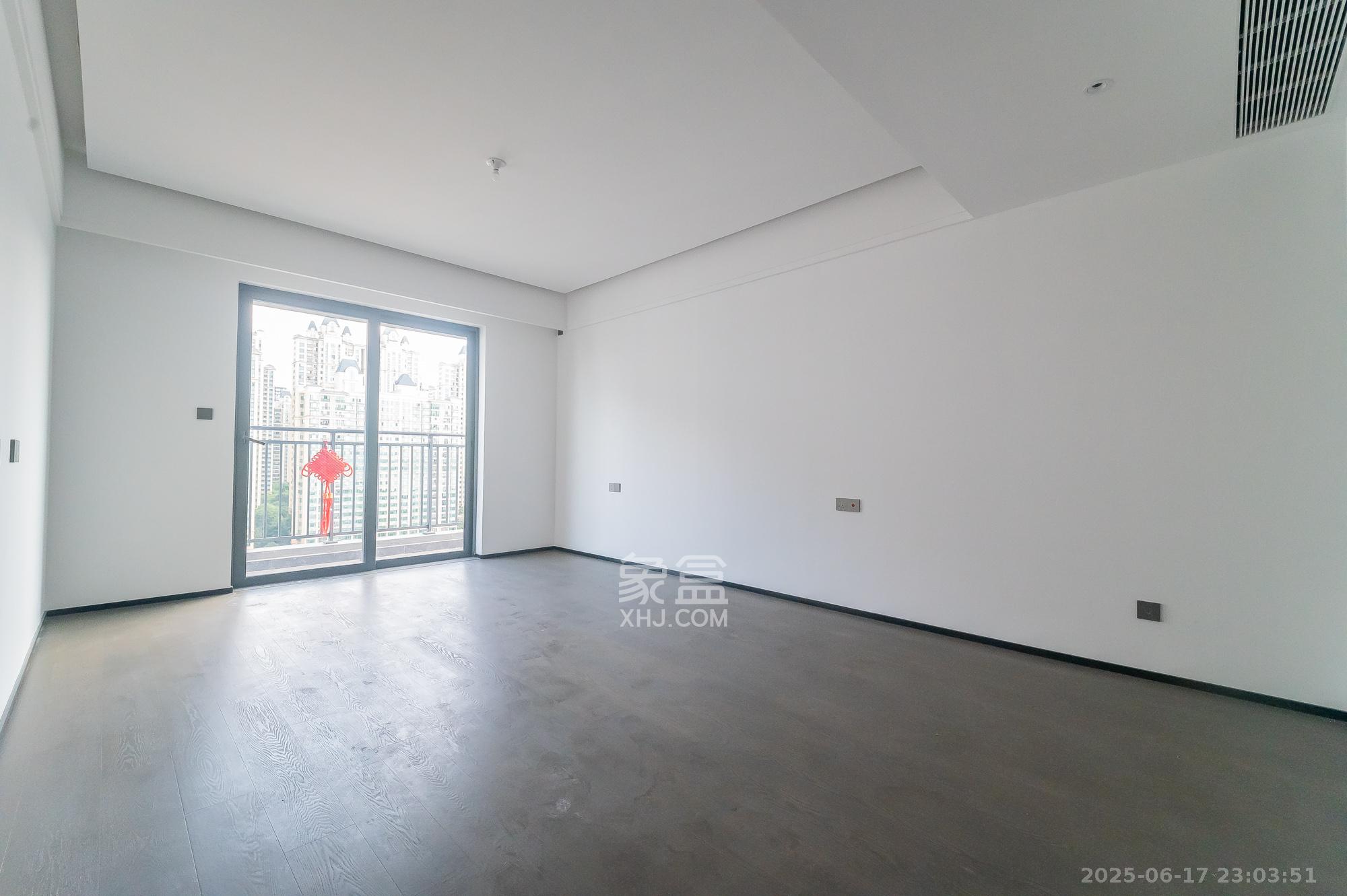 万科松湖天地  5室2厅3卫    398.0万 万科松湖天地  5室2厅3卫    398.0万卧室