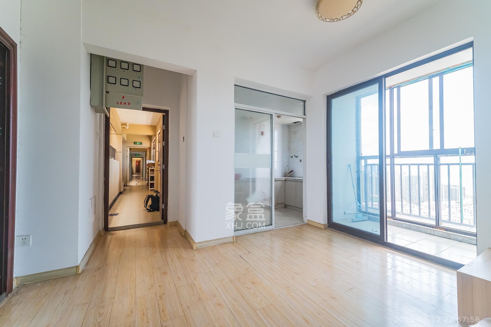 华润置地广场二期  4室2厅2卫    96.8万 华润置地广场二期  4室2厅2卫    96.8万客厅