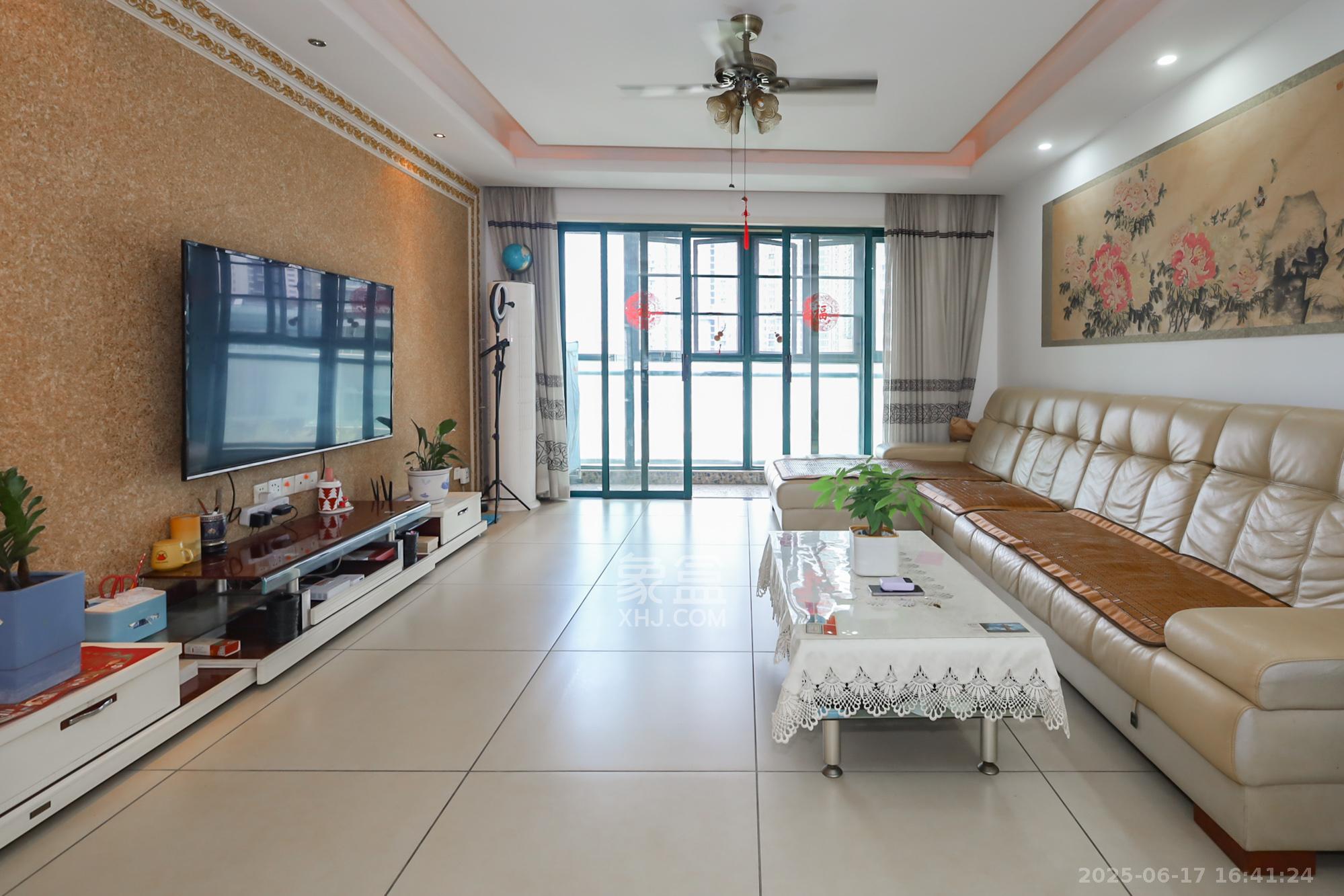 滨江金座 3室2厅2卫 129.8万 滨江金座 3室2厅2卫 129.8万客厅