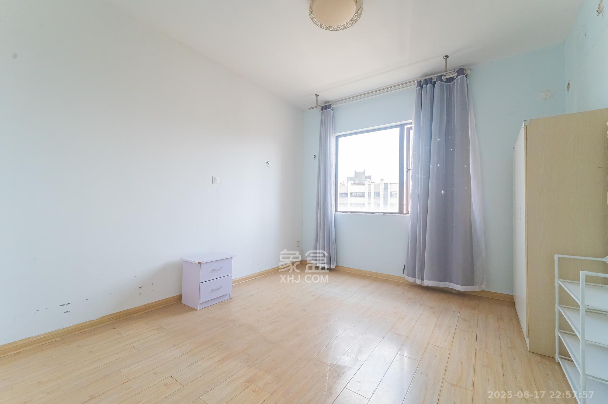 华润置地广场二期  4室2厅2卫    96.8万 华润置地广场二期  4室2厅2卫    96.8万其他