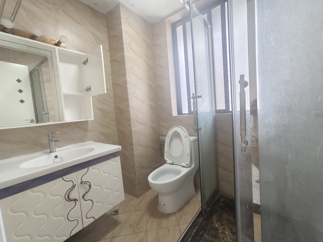 绿地海长流一期  3室2厅1卫    160.0万 绿地海长流一期  3室2厅1卫    160.0万室内图