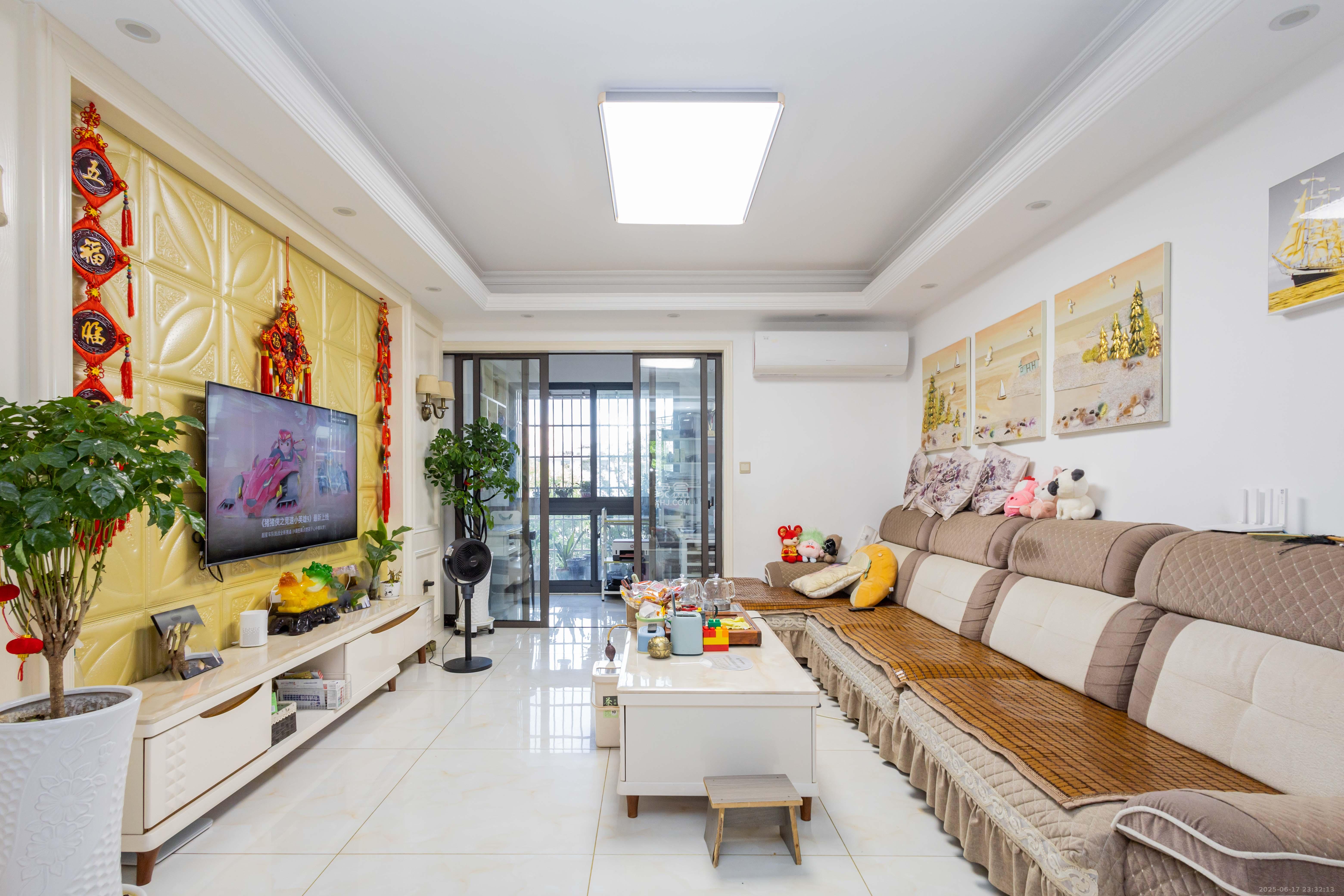 旭辉华庭  3室2厅2卫    70.8万客厅