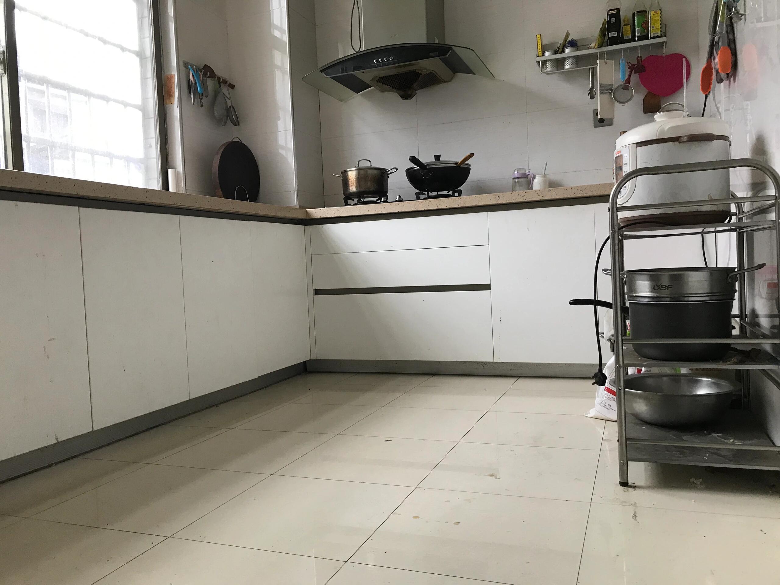 市安监住宅小区（应急管理局）  4室2厅2卫    155.0万客厅