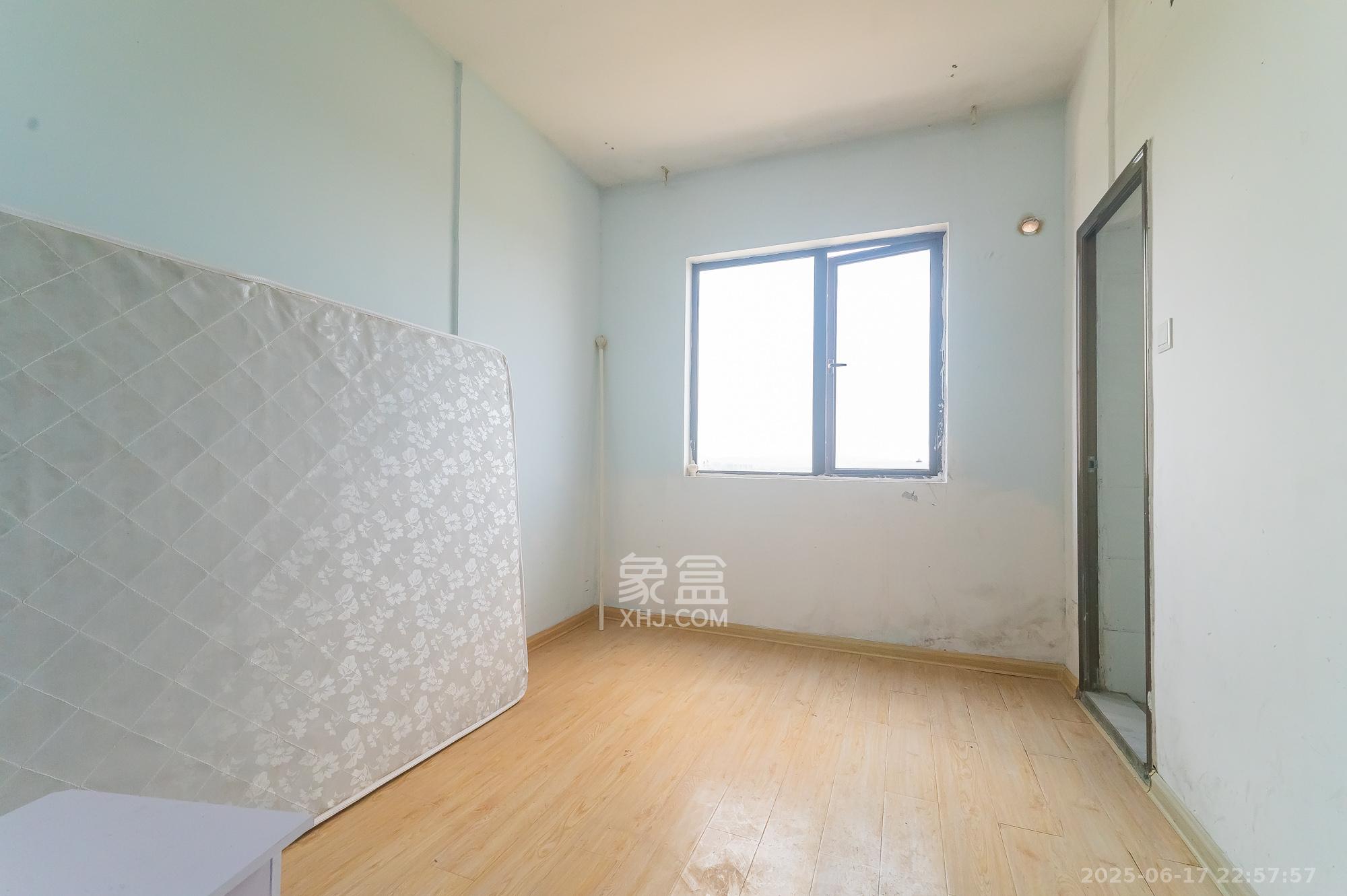 华润置地广场二期  4室2厅2卫    96.8万 华润置地广场二期  4室2厅2卫    96.8万其他