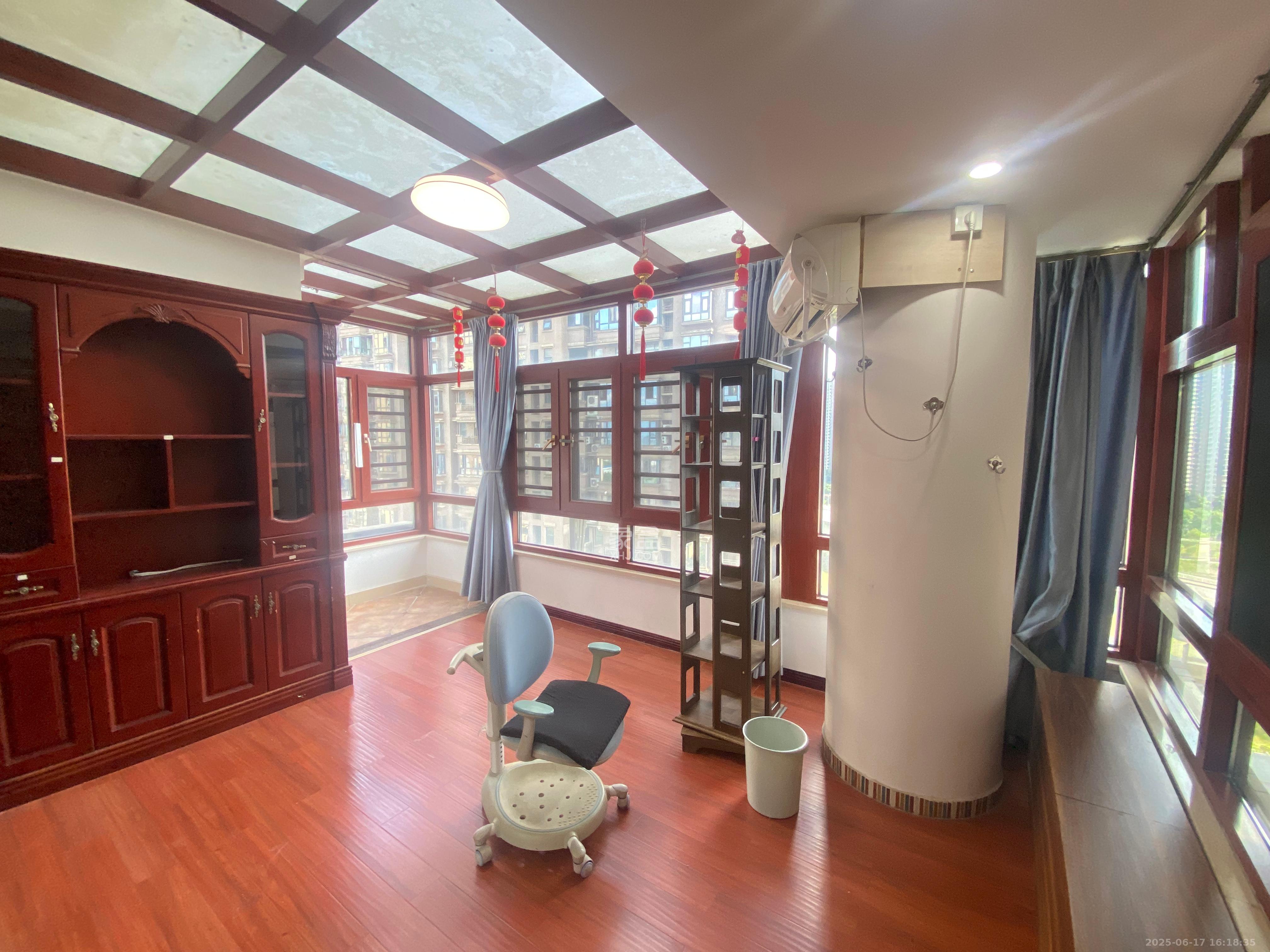 双湾国际(湘江御景花园) 3室2厅3卫 2800.0元/月 双湾国际(湘江御景花园) 3室2厅3卫 2800.0元/月室内图