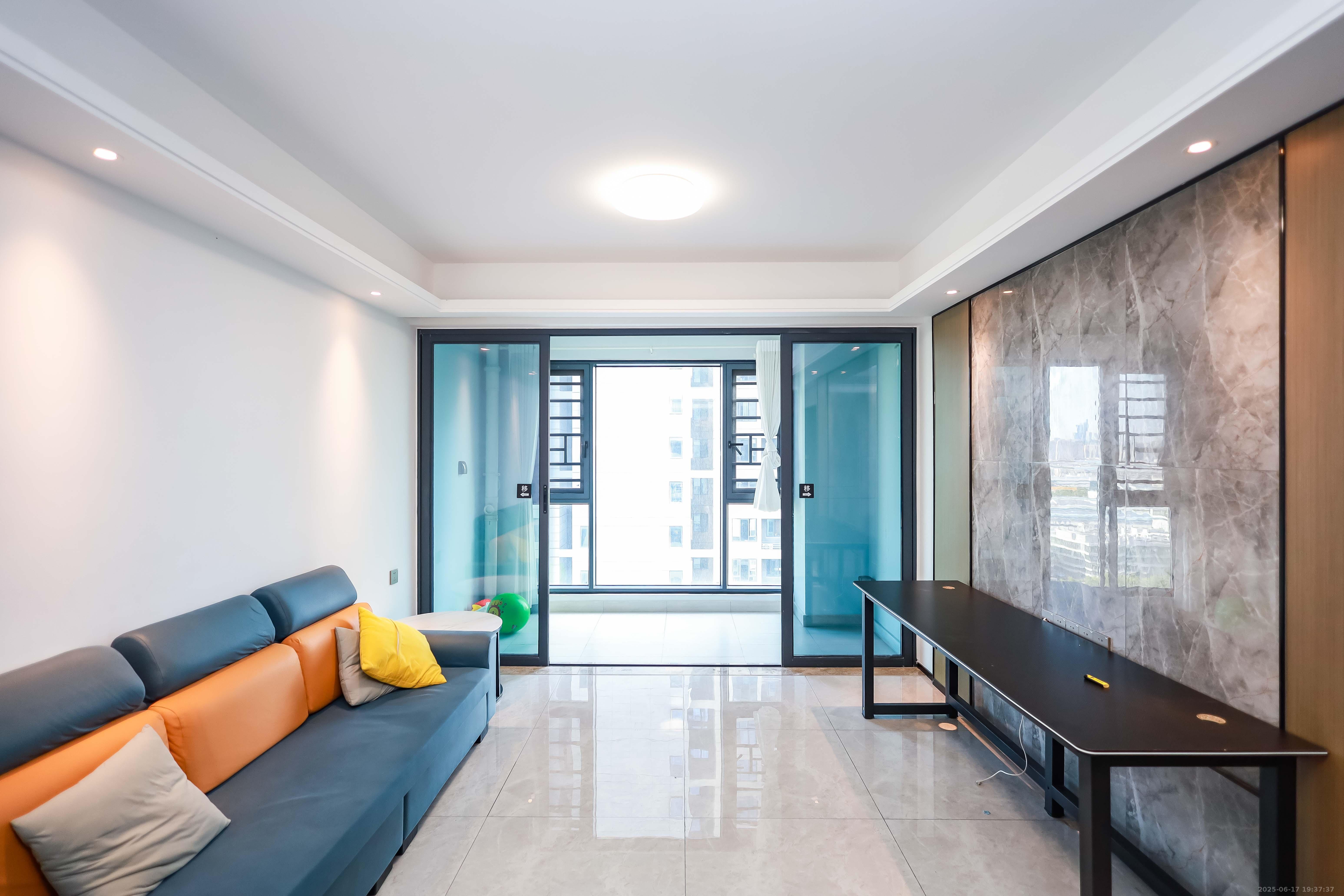 长房云尚公馆  3室2厅1卫    105.0万 长房云尚公馆  3室2厅1卫    105.0万客厅