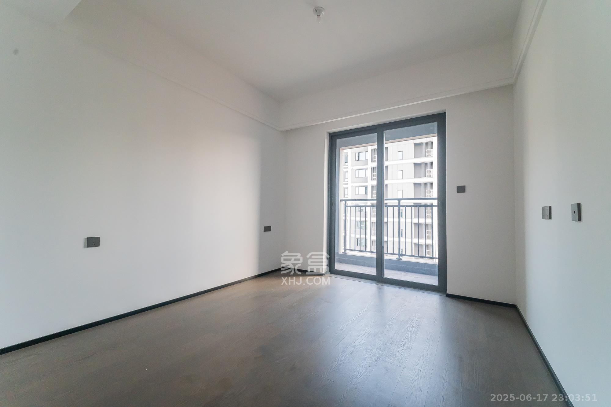 万科松湖天地  5室2厅3卫    398.0万 万科松湖天地  5室2厅3卫    398.0万卧室