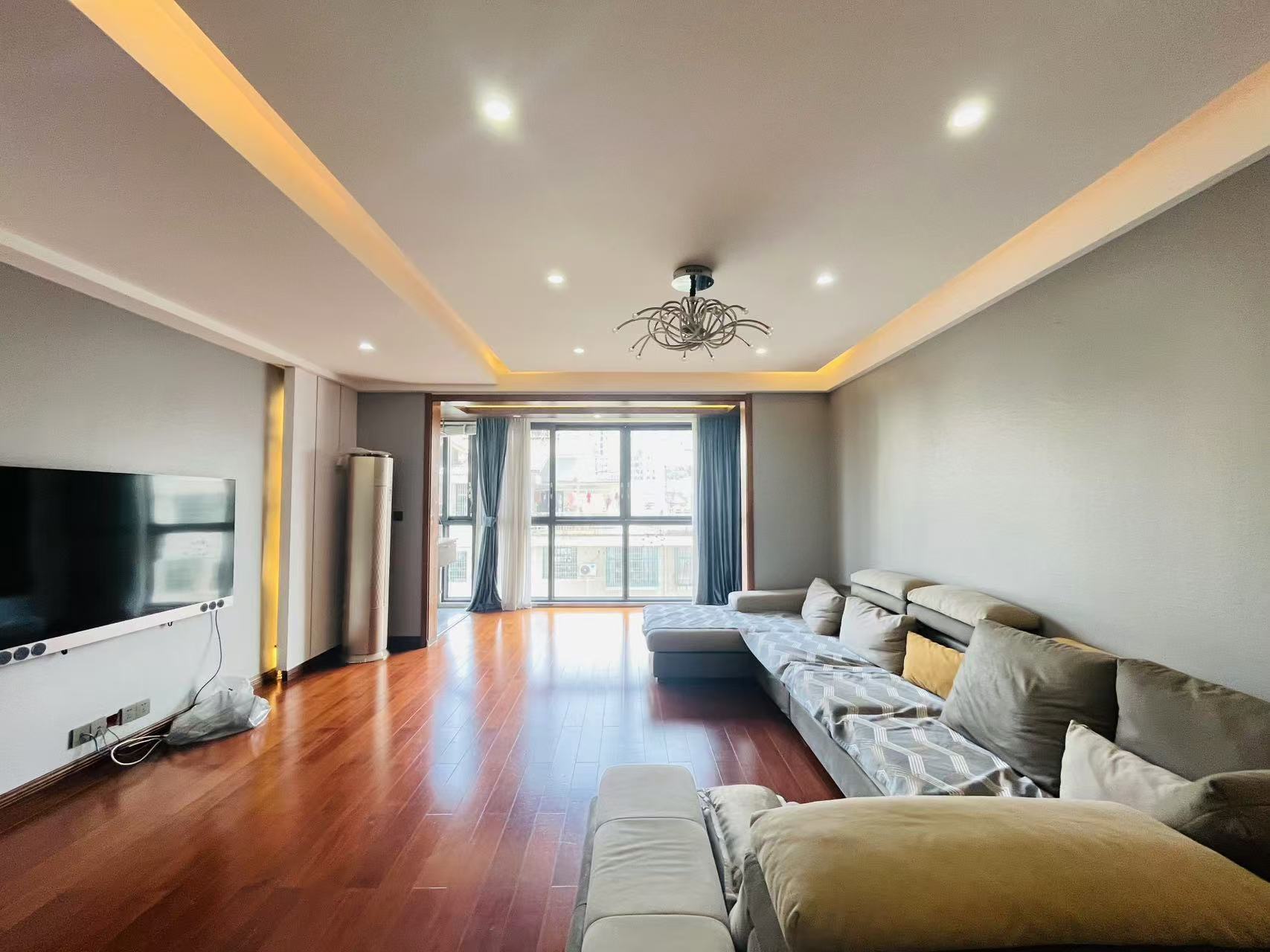 鼎泰逸景园 3室2厅2卫 88.0万 鼎泰逸景园 3室2厅2卫 88.0万客厅