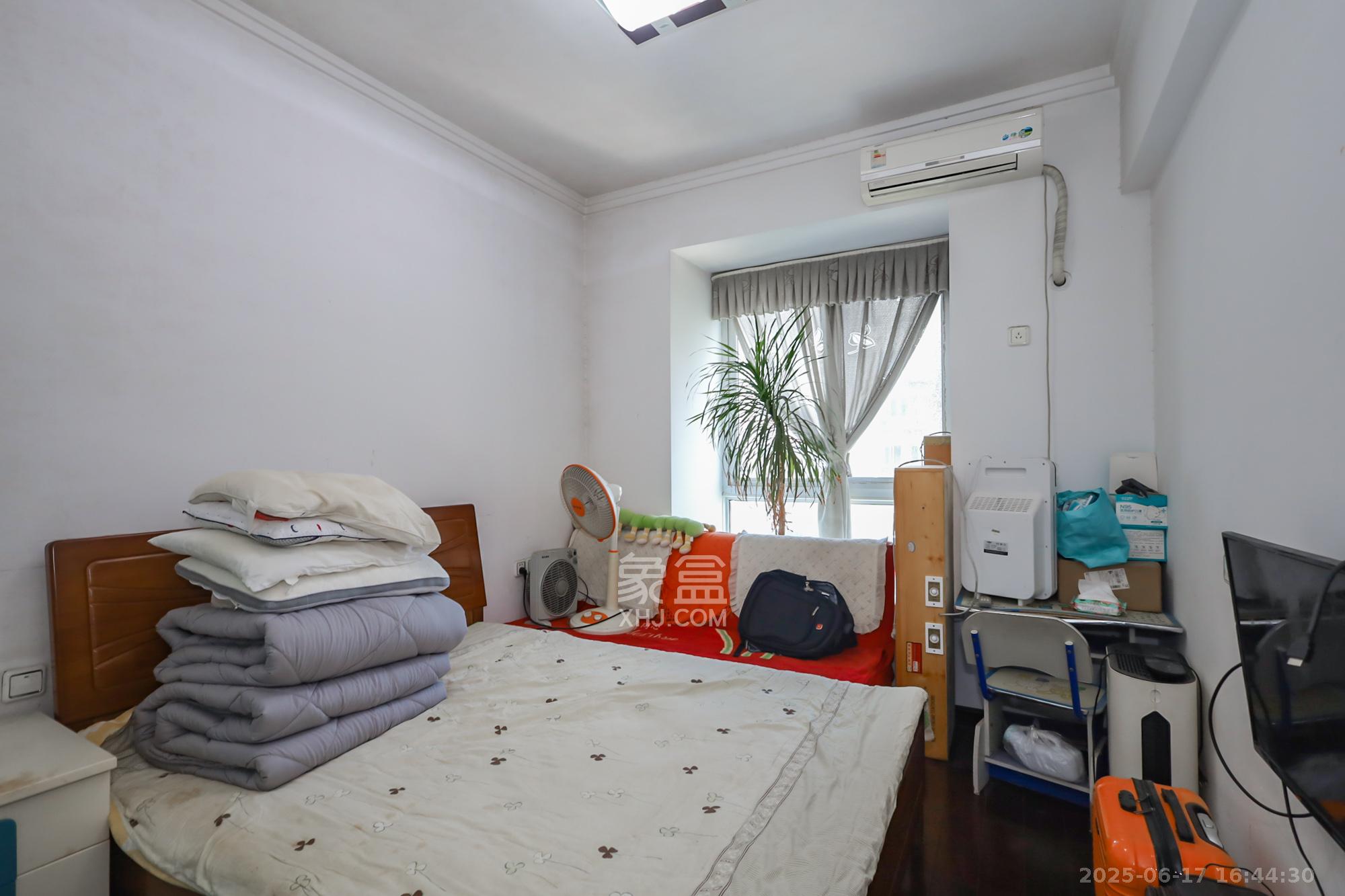 江岸景苑  4室2厅1卫    208.0万 江岸景苑  4室2厅1卫    208.0万卧室