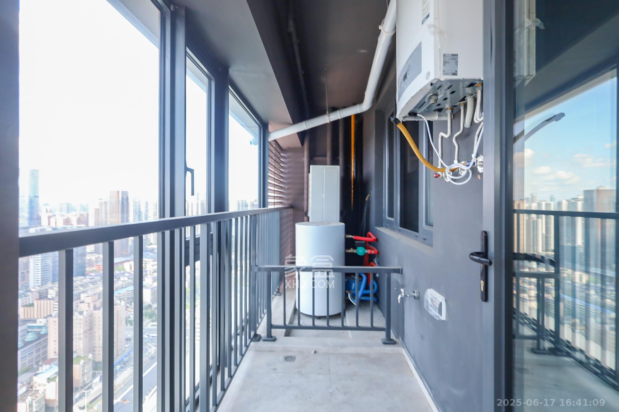 长沙悦府(华润万象城) 4室2厅3卫 560.0万 长沙悦府(华润万象城) 4室2厅3卫 560.0万阳台