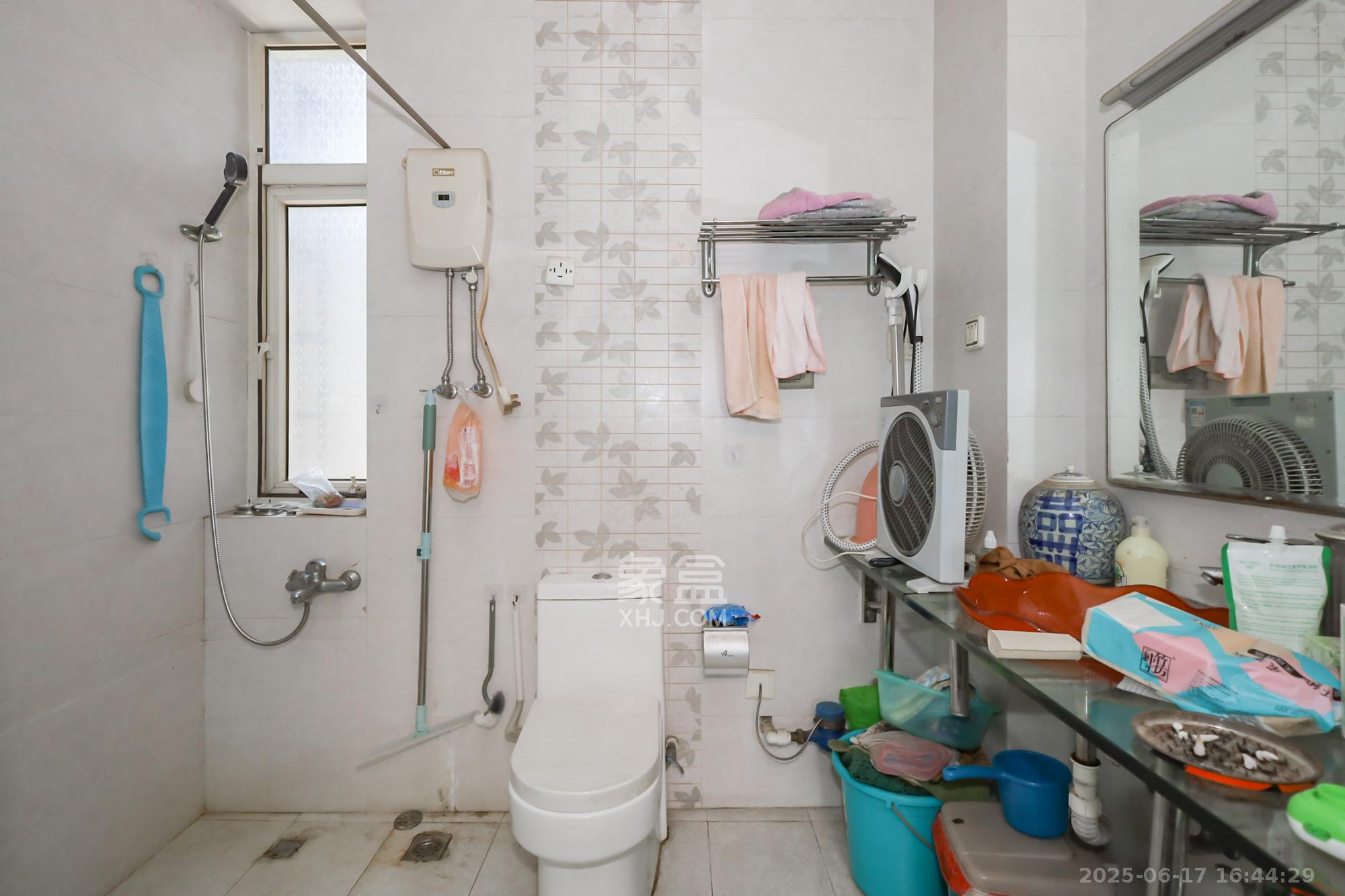 江岸景苑  4室2厅1卫    208.0万卫生间