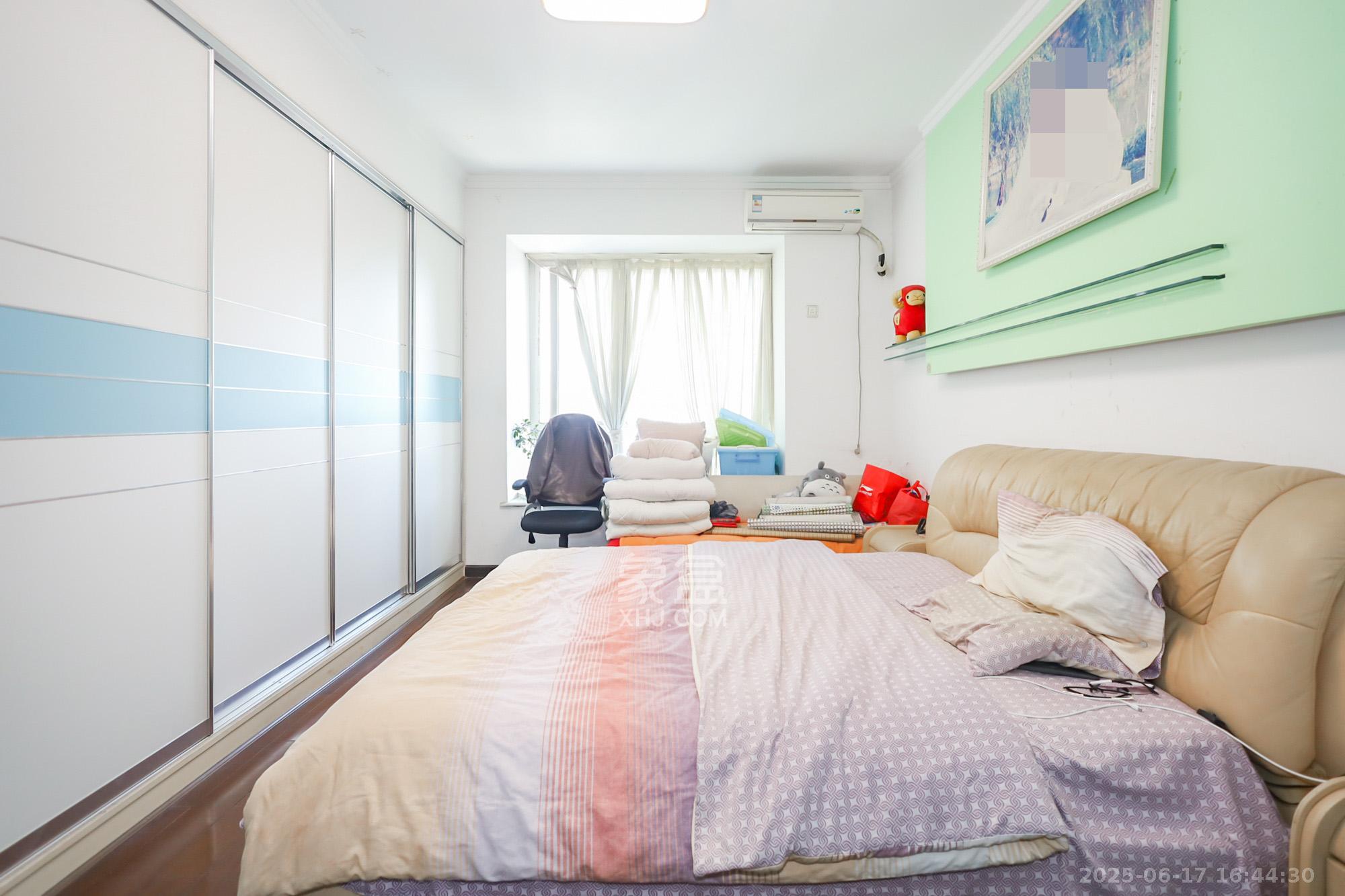 江岸景苑  4室2厅1卫    208.0万 江岸景苑  4室2厅1卫    208.0万卧室