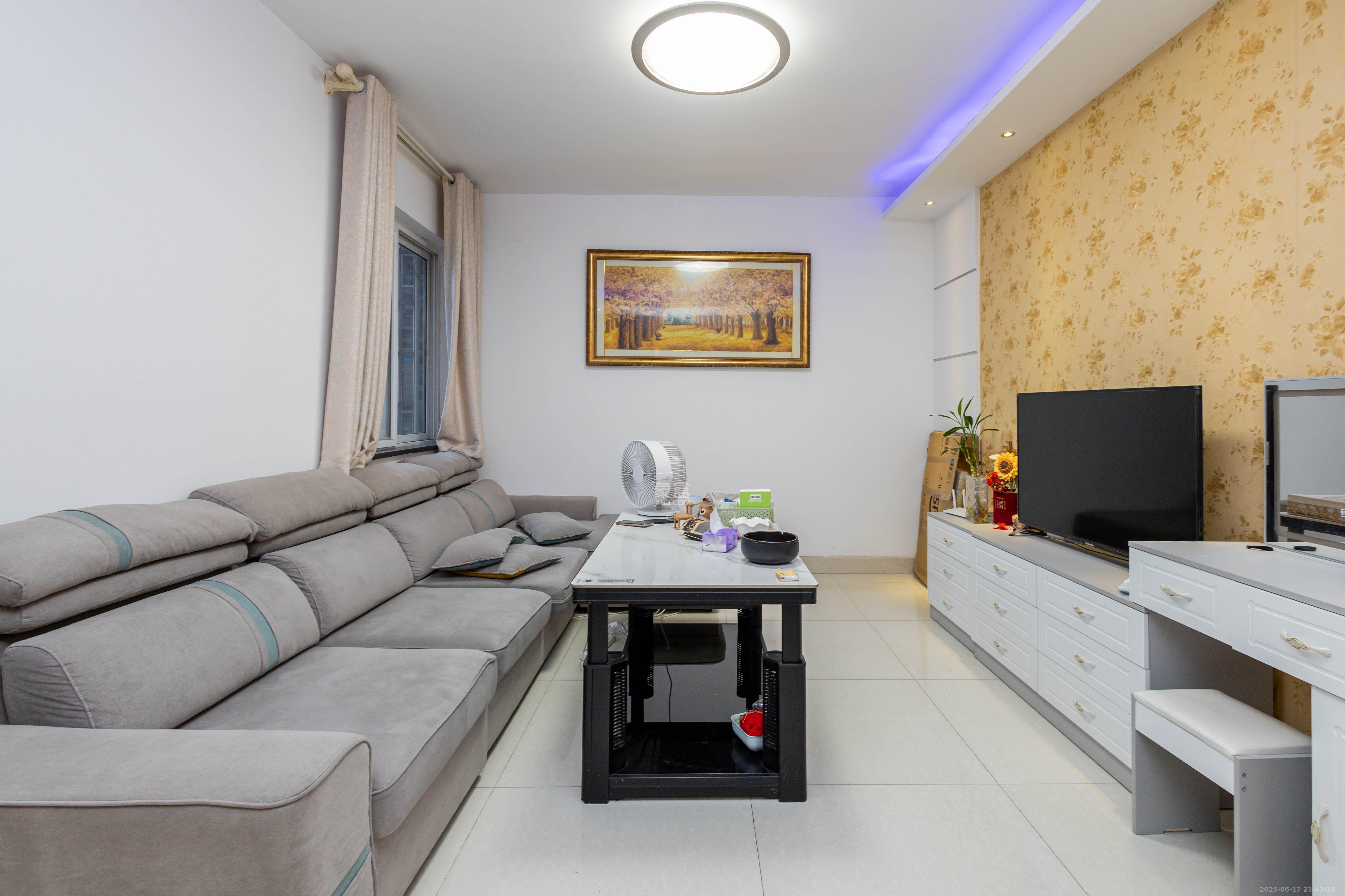 明天一城  2室2厅1卫    35.0万 明天一城  2室2厅1卫    35.0万客厅