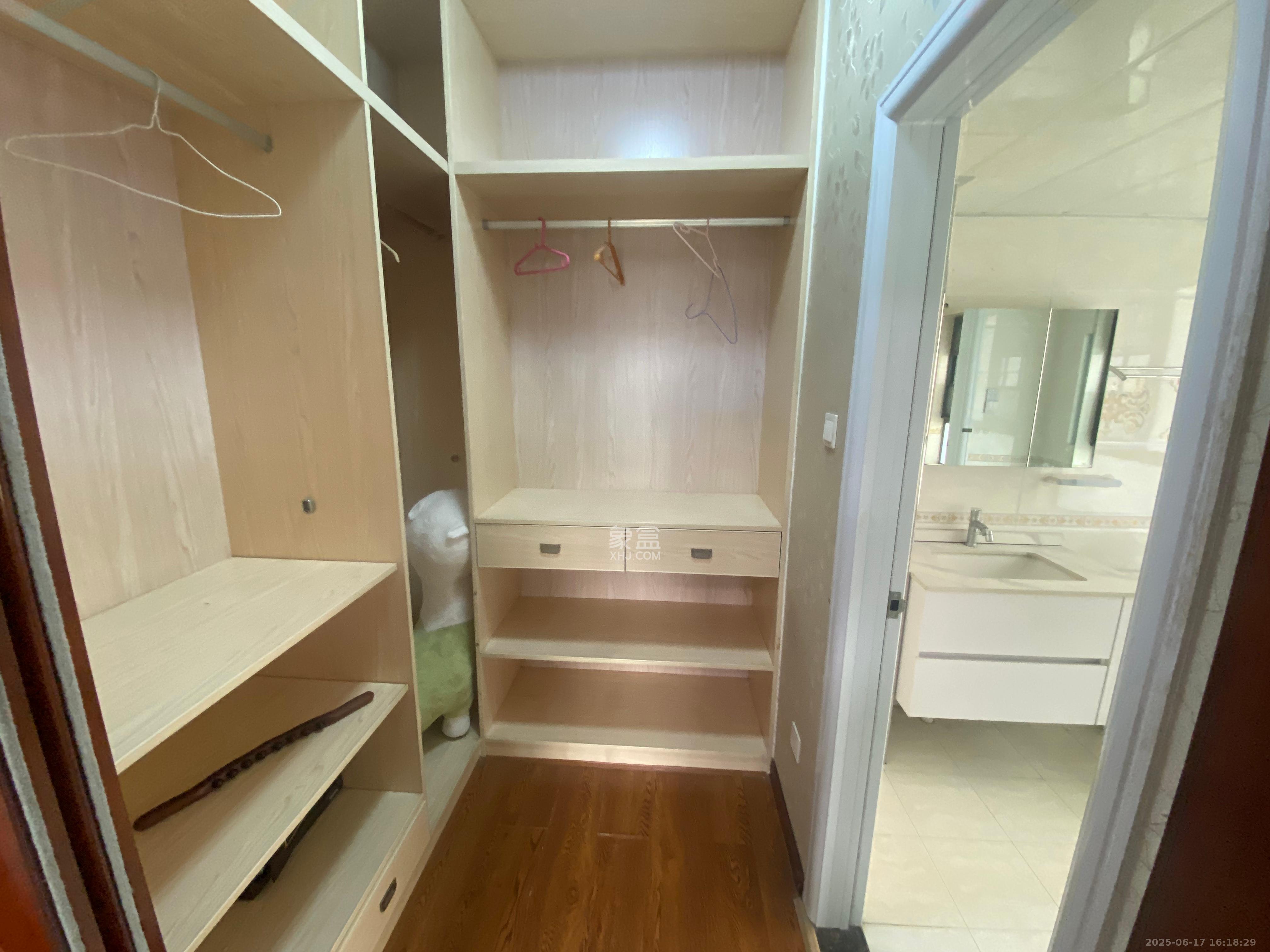 双湾国际(湘江御景花园) 3室2厅3卫 2800.0元/月 双湾国际(湘江御景花园) 3室2厅3卫 2800.0元/月室内图