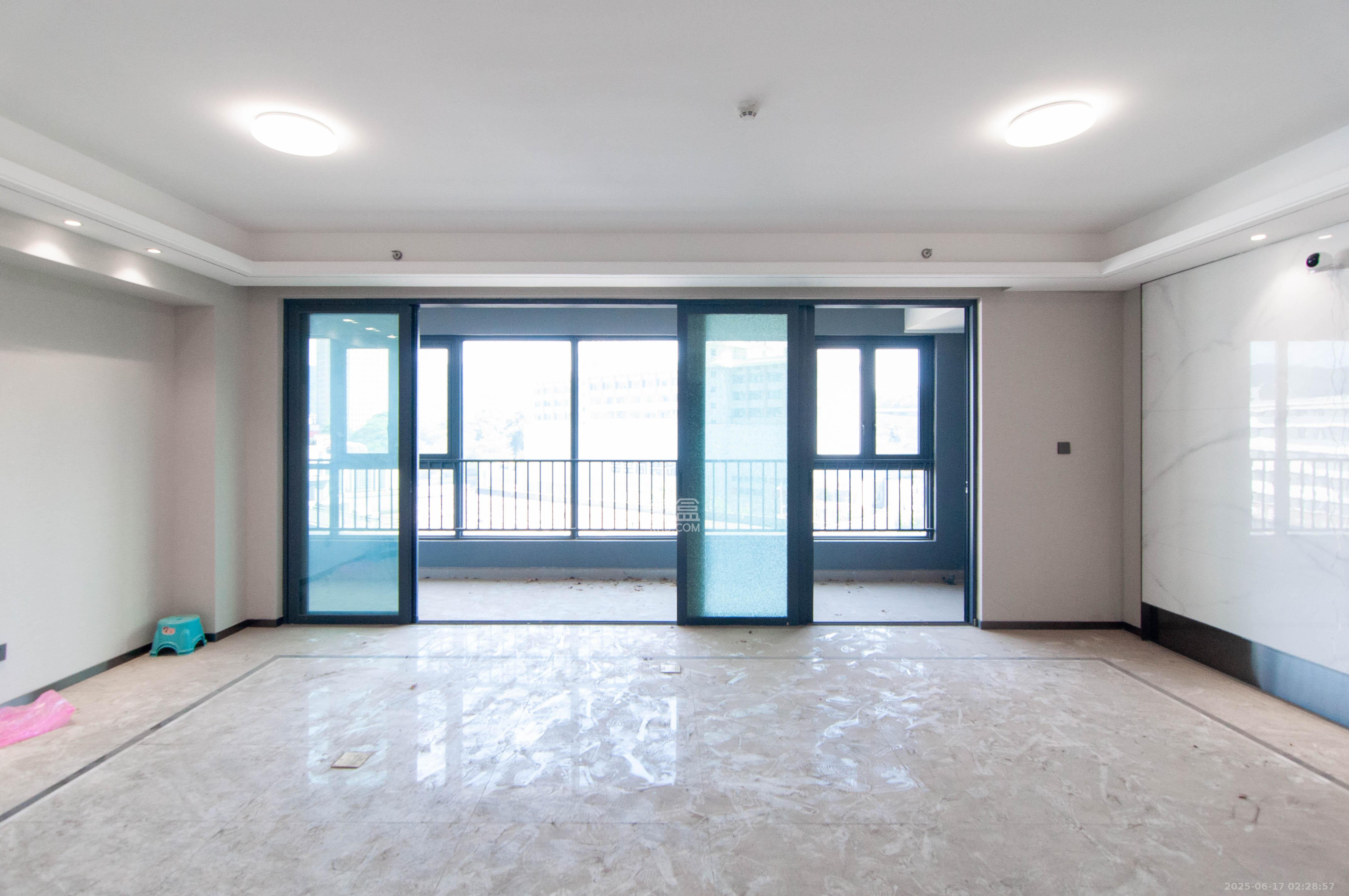 旭辉都会山  4室2厅3卫    252.0万 旭辉都会山  4室2厅3卫    252.0万客厅