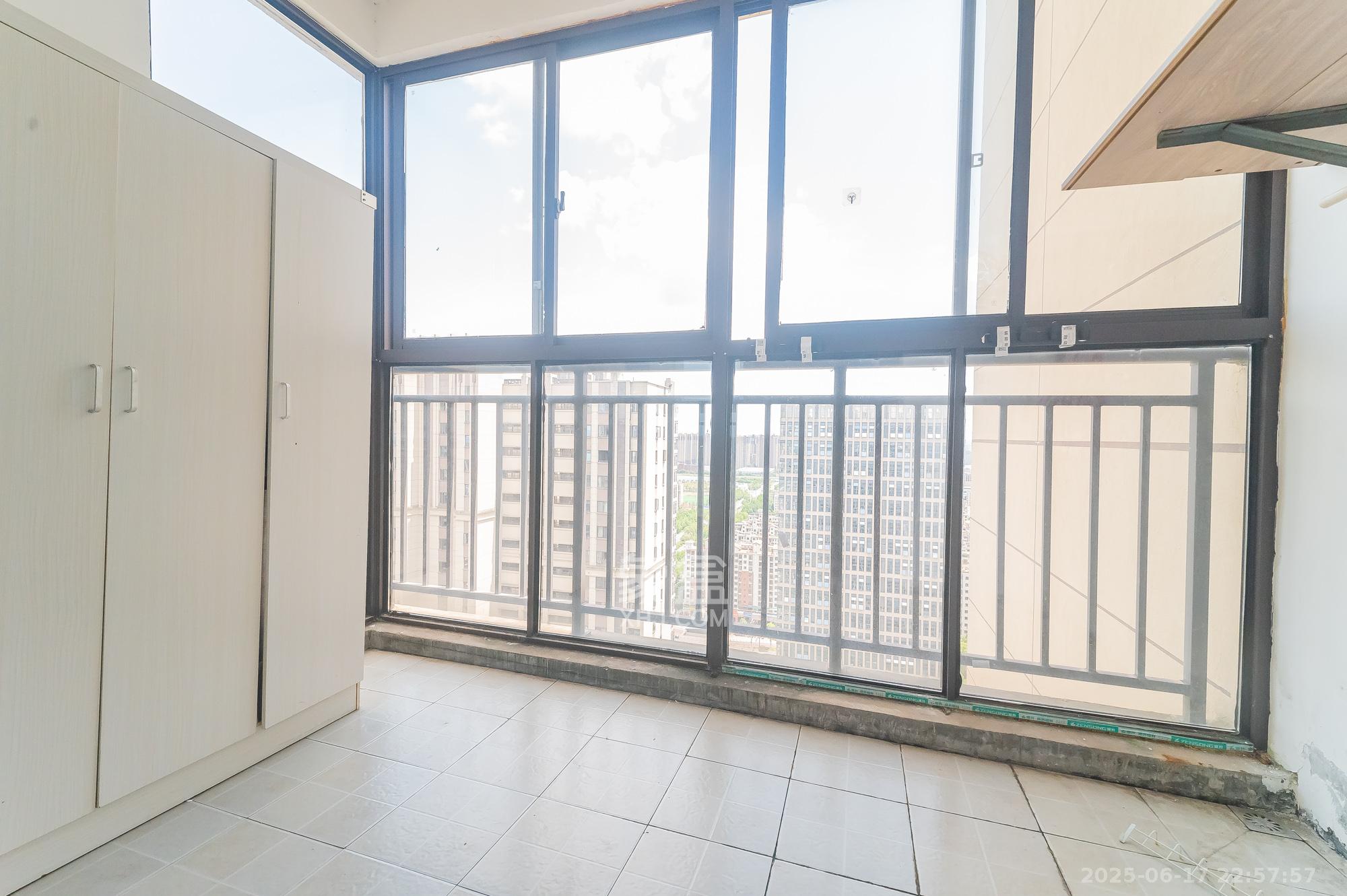 华润置地广场二期  4室2厅2卫    96.8万 华润置地广场二期  4室2厅2卫    96.8万其他