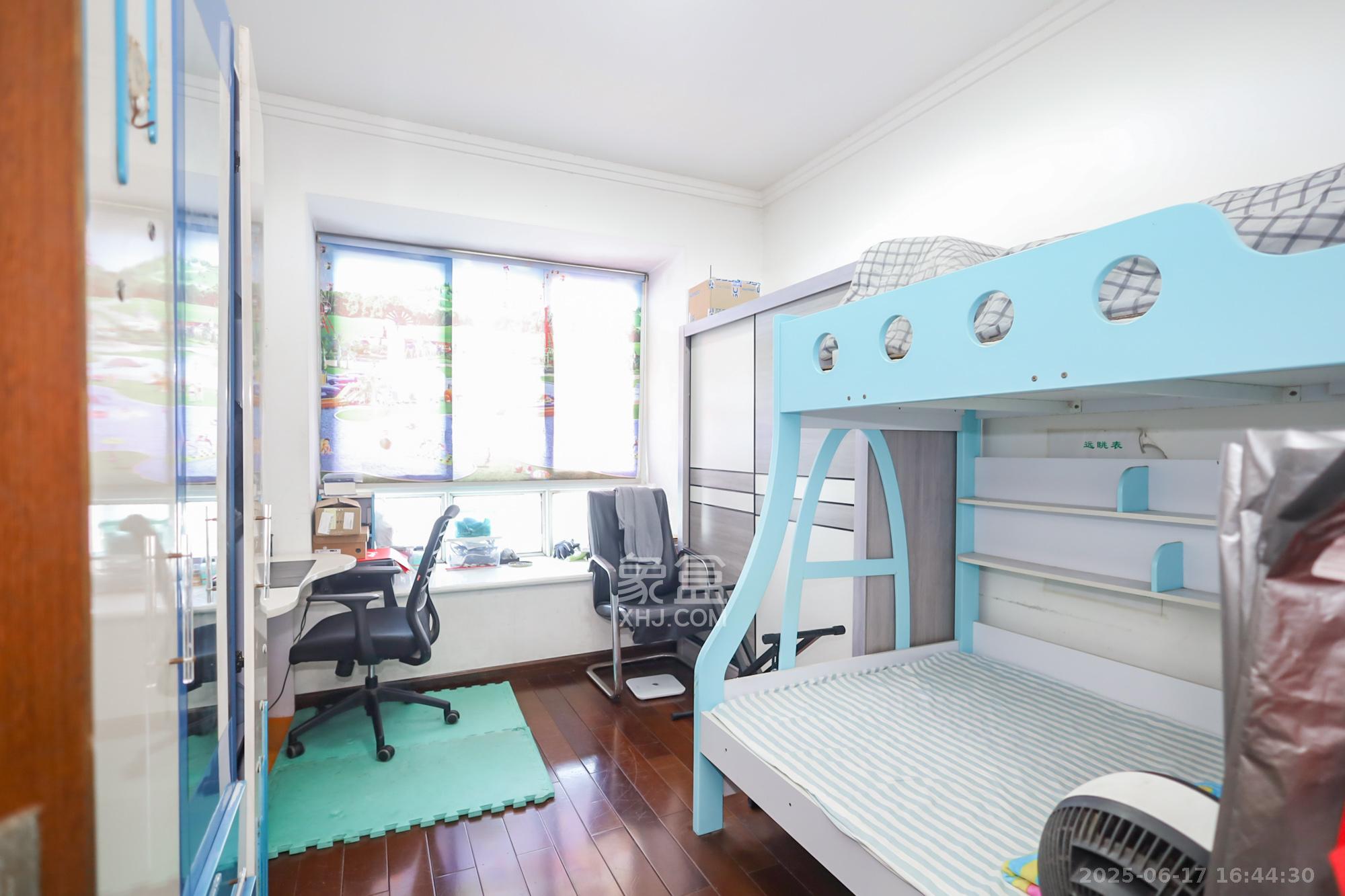 江岸景苑  4室2厅1卫    208.0万卧室