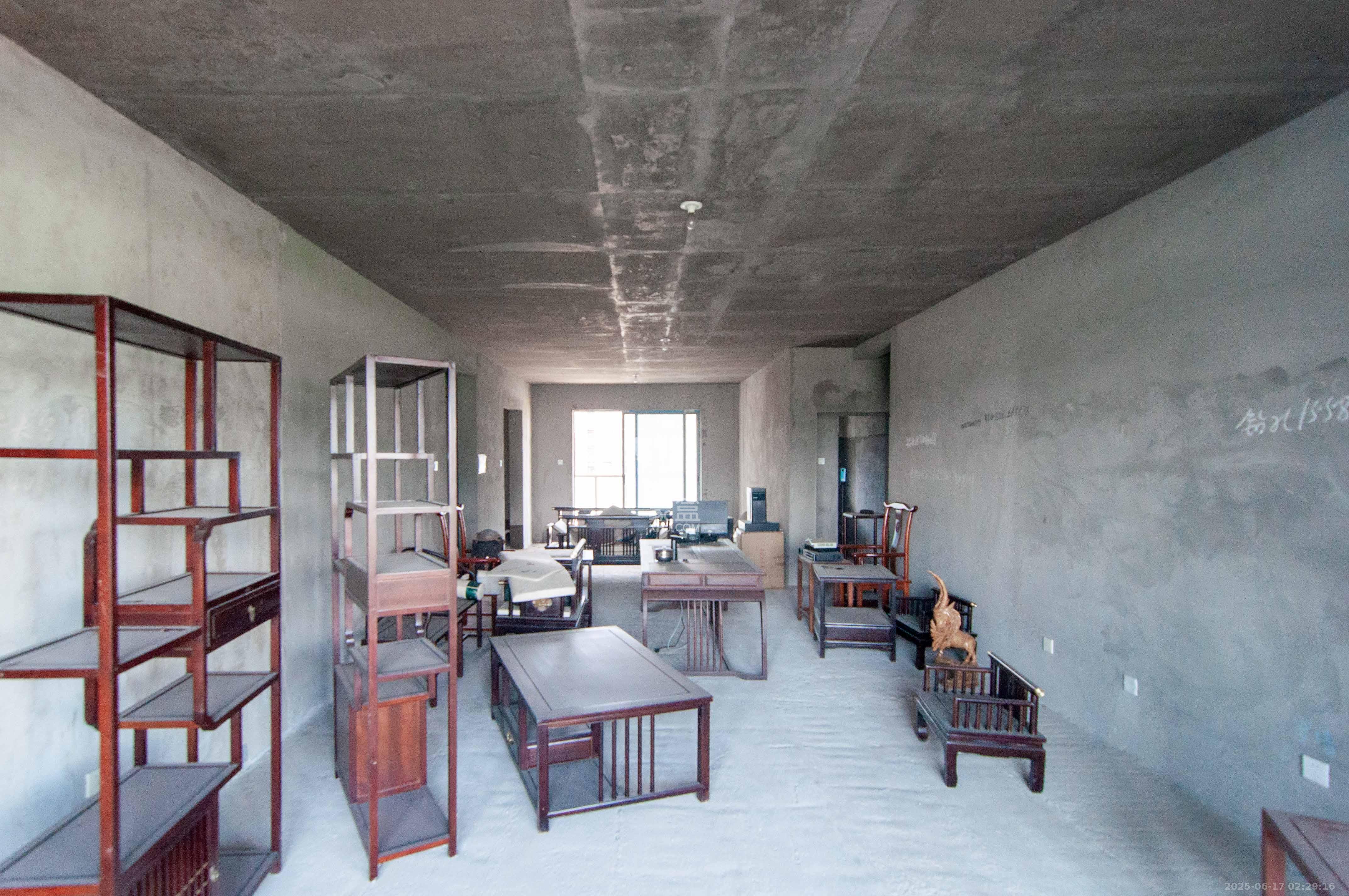 恩瑞御西湖 4室2厅3卫 310.0万 恩瑞御西湖 4室2厅3卫 310.0万客厅