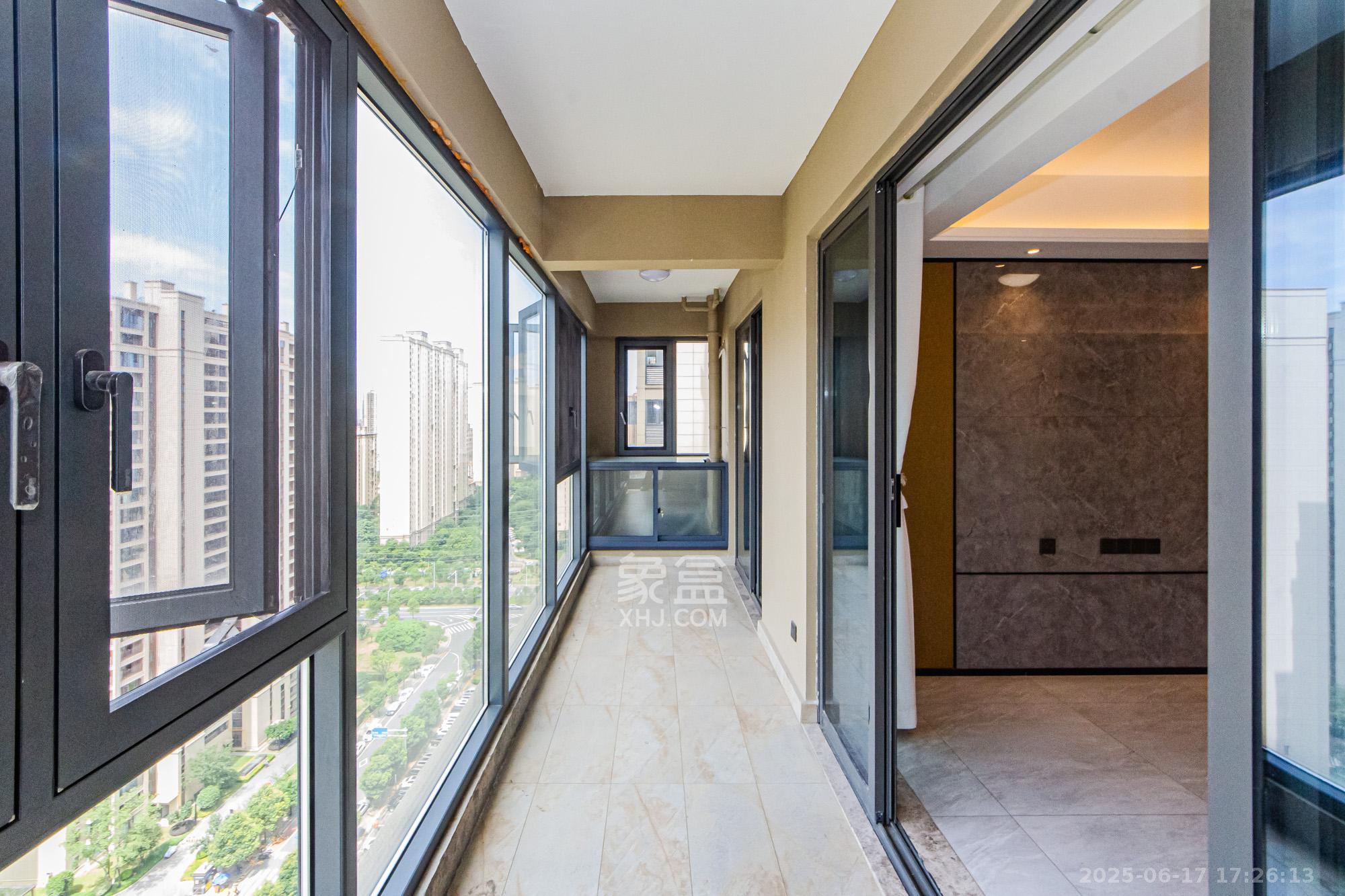 长房雍景湾 3室2厅2卫 123.0万 长房雍景湾 3室2厅2卫 123.0万阳台