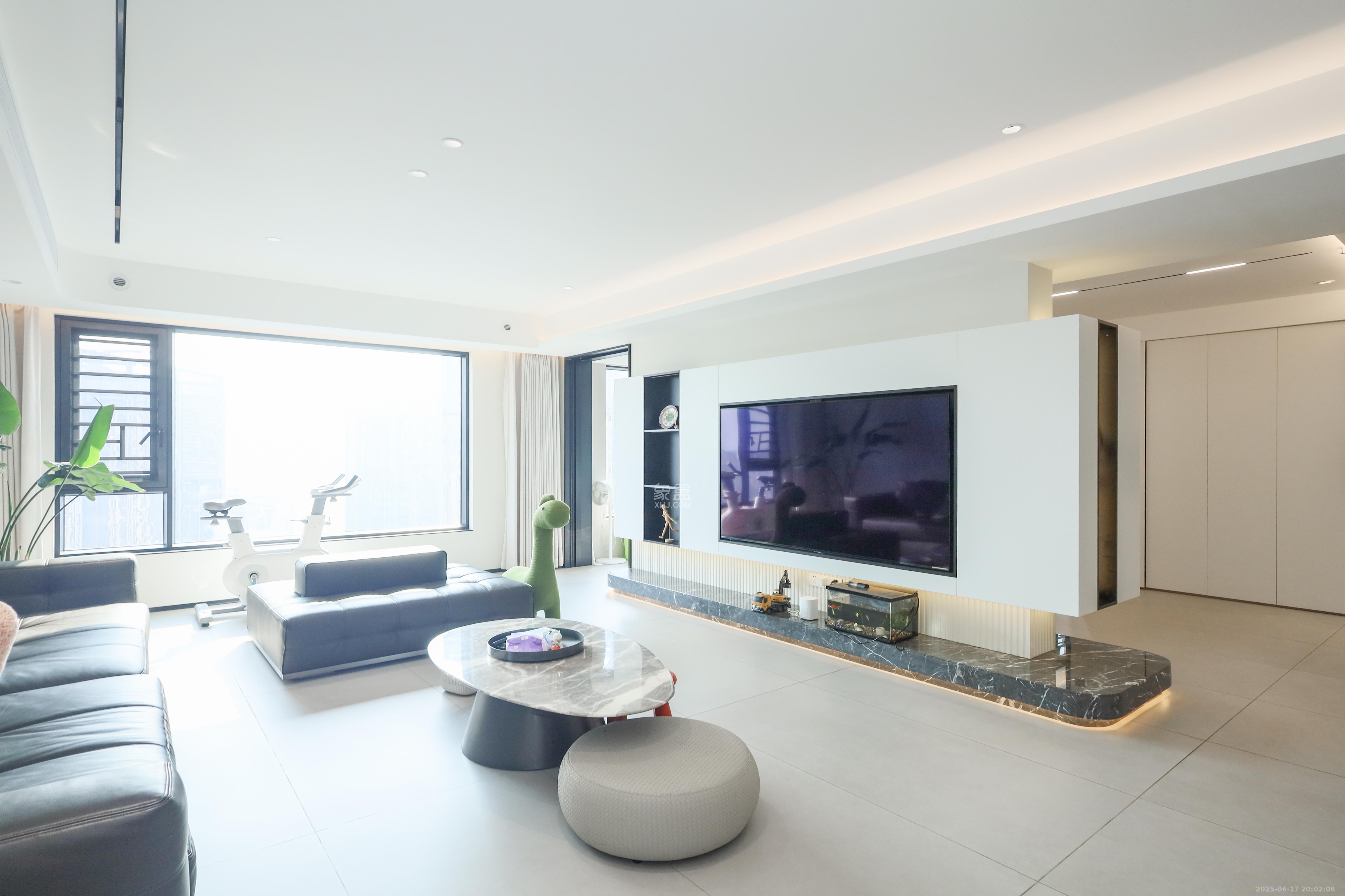 建发央著  4室2厅2卫   380.00万客厅