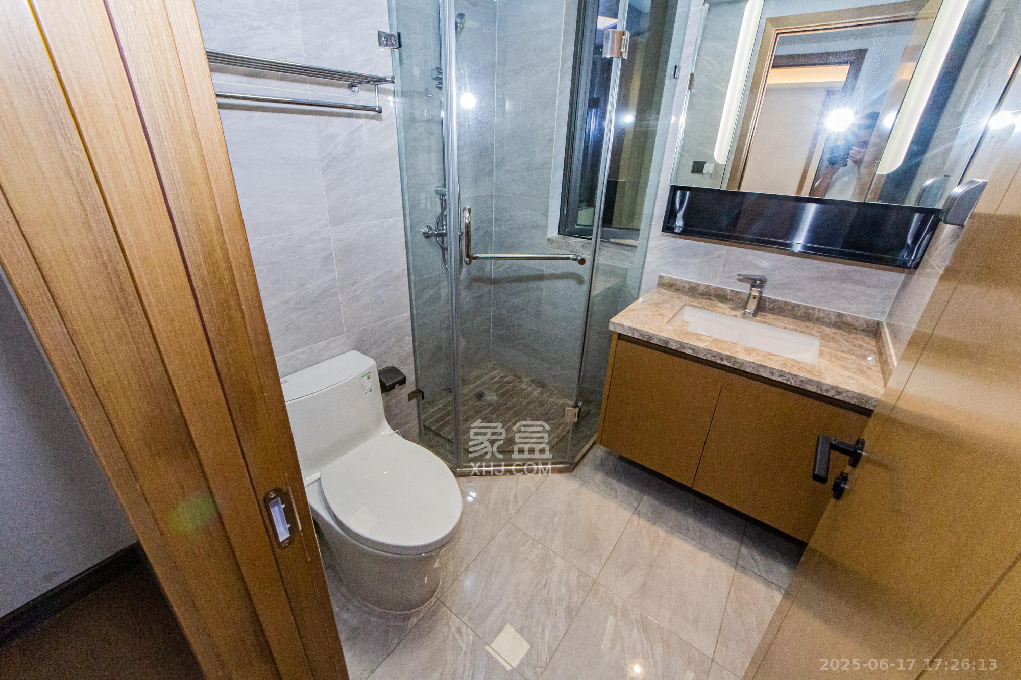 长房雍景湾 3室2厅2卫 123.0万 长房雍景湾 3室2厅2卫 123.0万卫生间