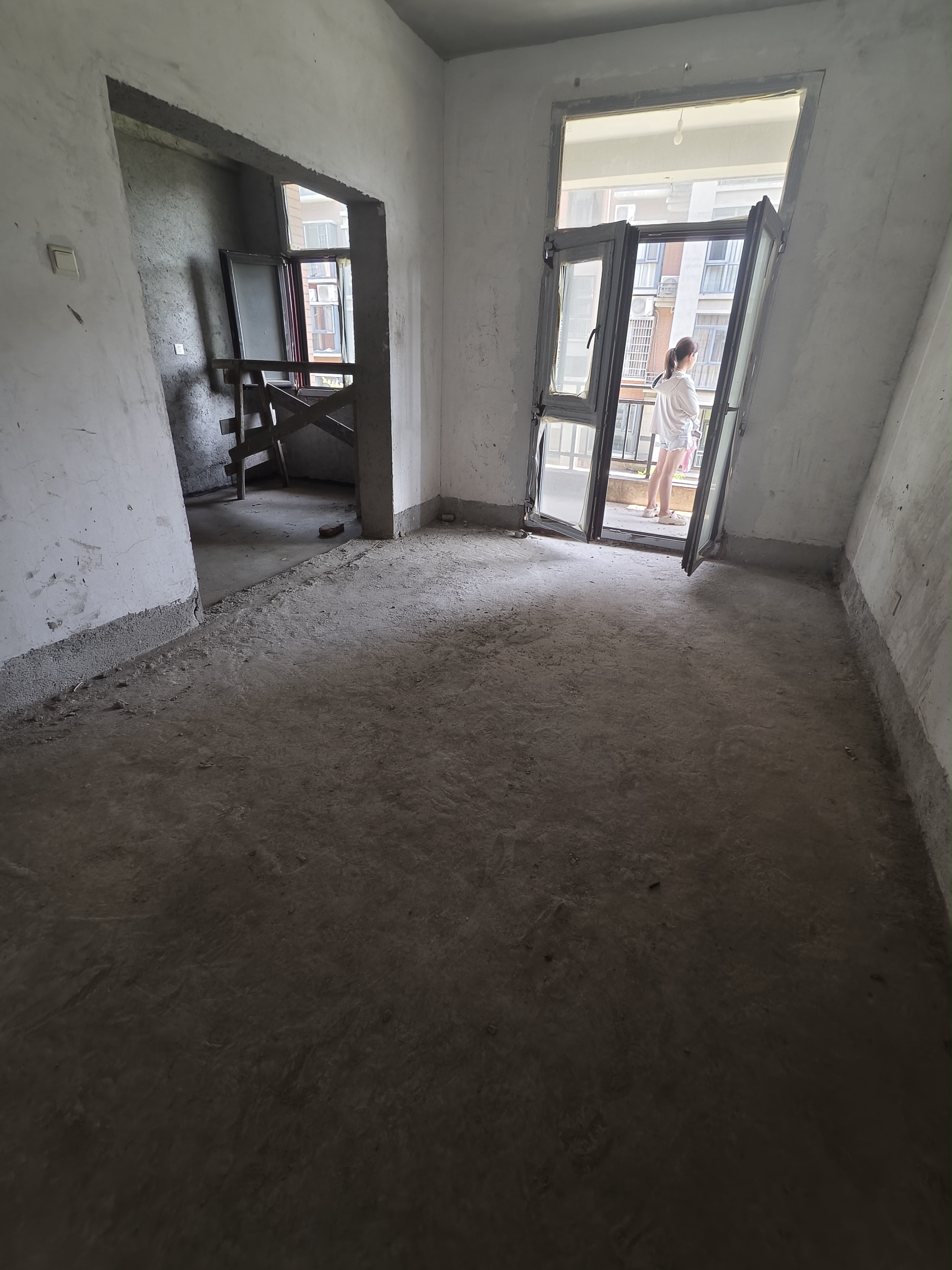 国土鑫苑 5室2厅2卫 139.80万 国土鑫苑 5室2厅2卫 139.80万客厅