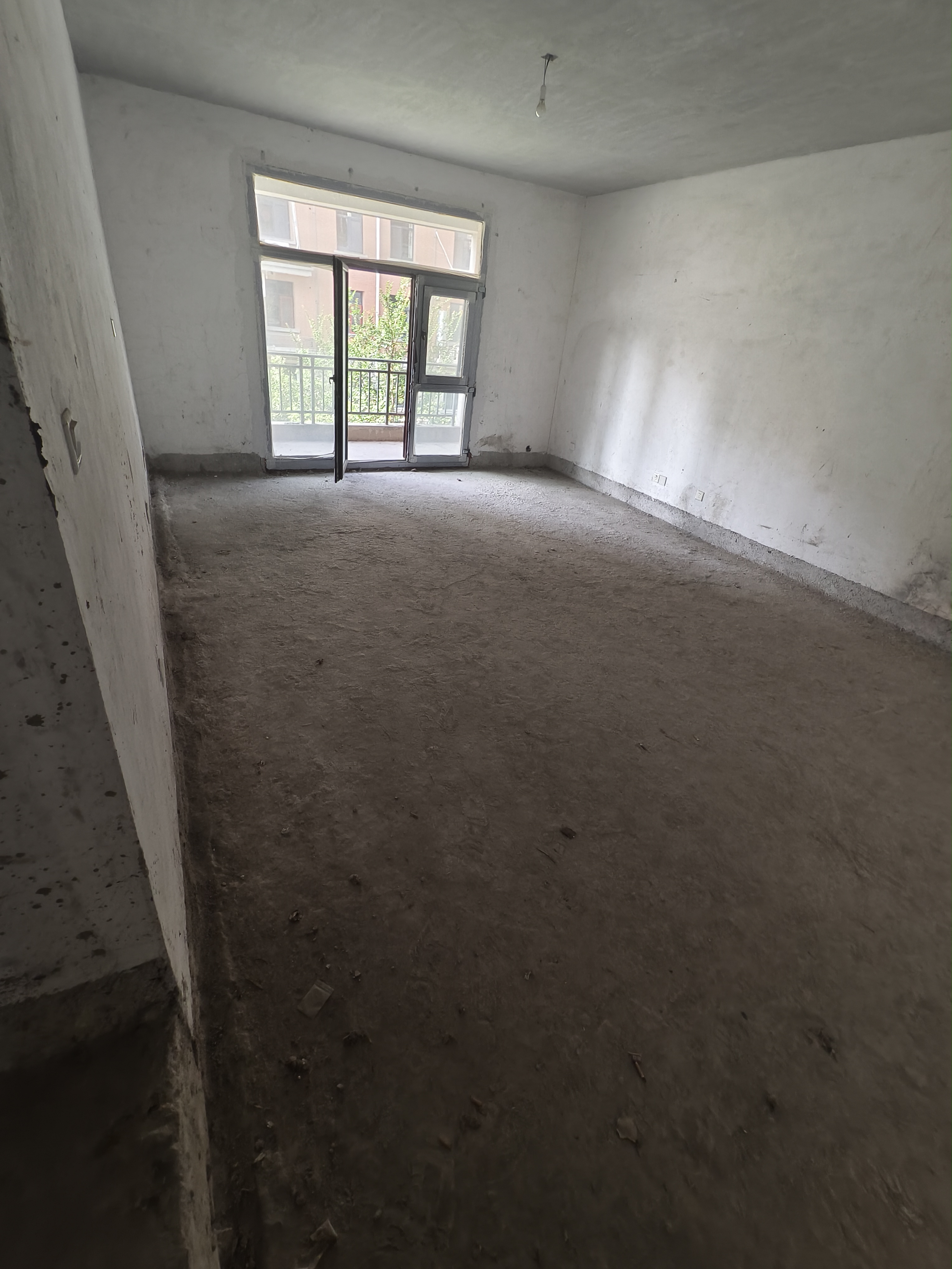 国土鑫苑 5室2厅2卫 139.80万 国土鑫苑 5室2厅2卫 139.80万客厅