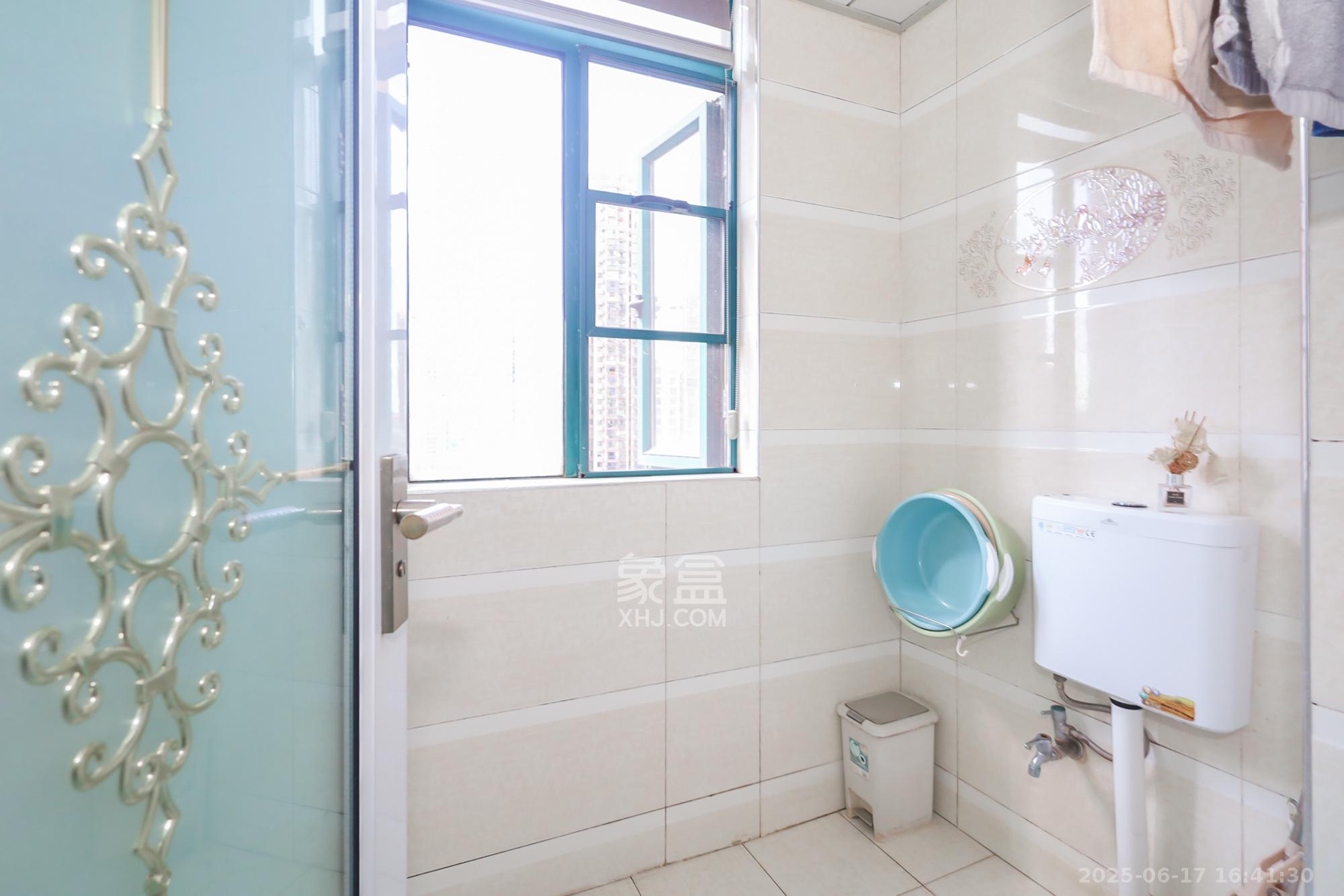 滨江金座 3室2厅2卫 129.8万 滨江金座 3室2厅2卫 129.8万卫生间