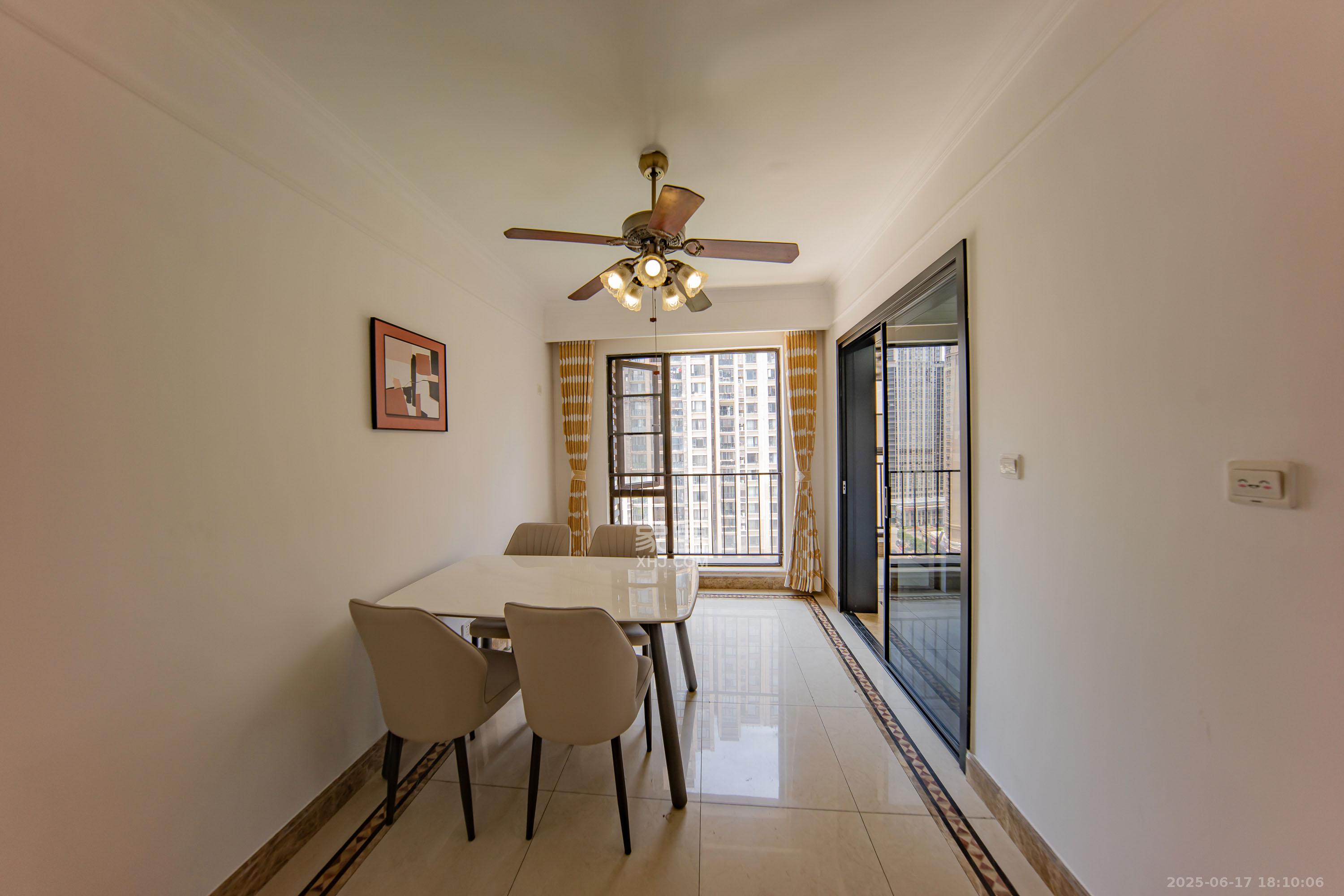 中海国际一期  4室2厅2卫    110.0万 中海国际一期  4室2厅2卫    110.0万客厅