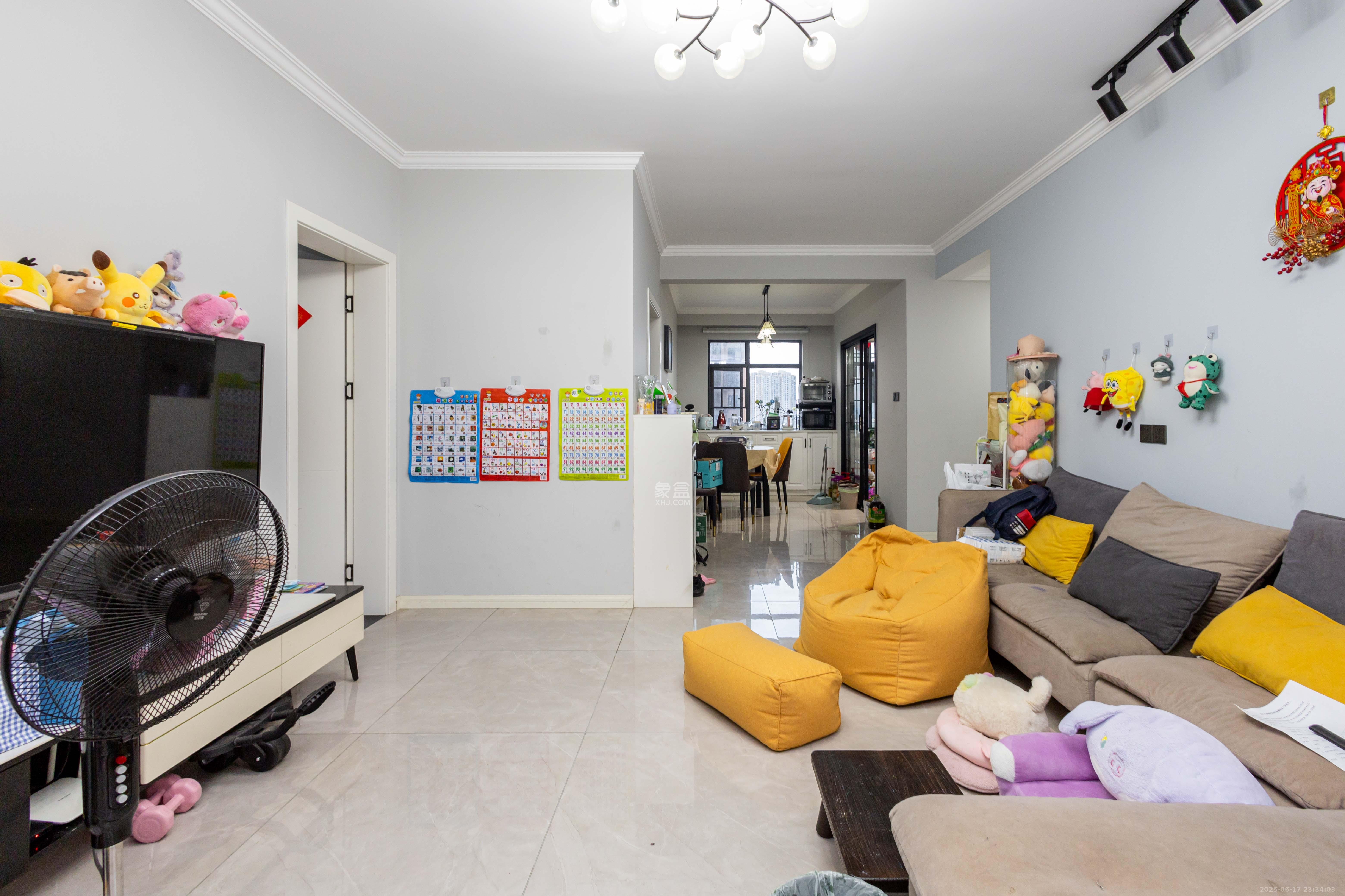 中国铁建国际城二期 4室2厅2卫 99.8万 中国铁建国际城二期 4室2厅2卫 99.8万客厅