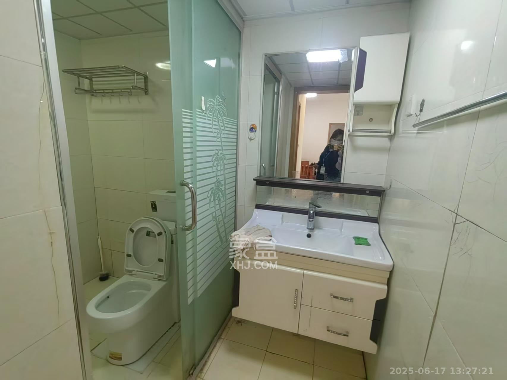 三一街区  4室2厅1卫   1600.00元/月室内图