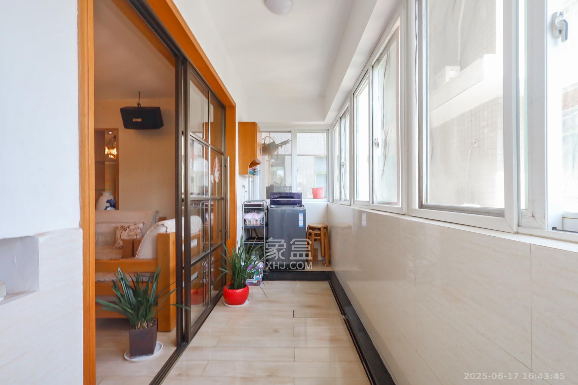 枫树园 3室2厅2卫 128.0万 枫树园 3室2厅2卫 128.0万阳台