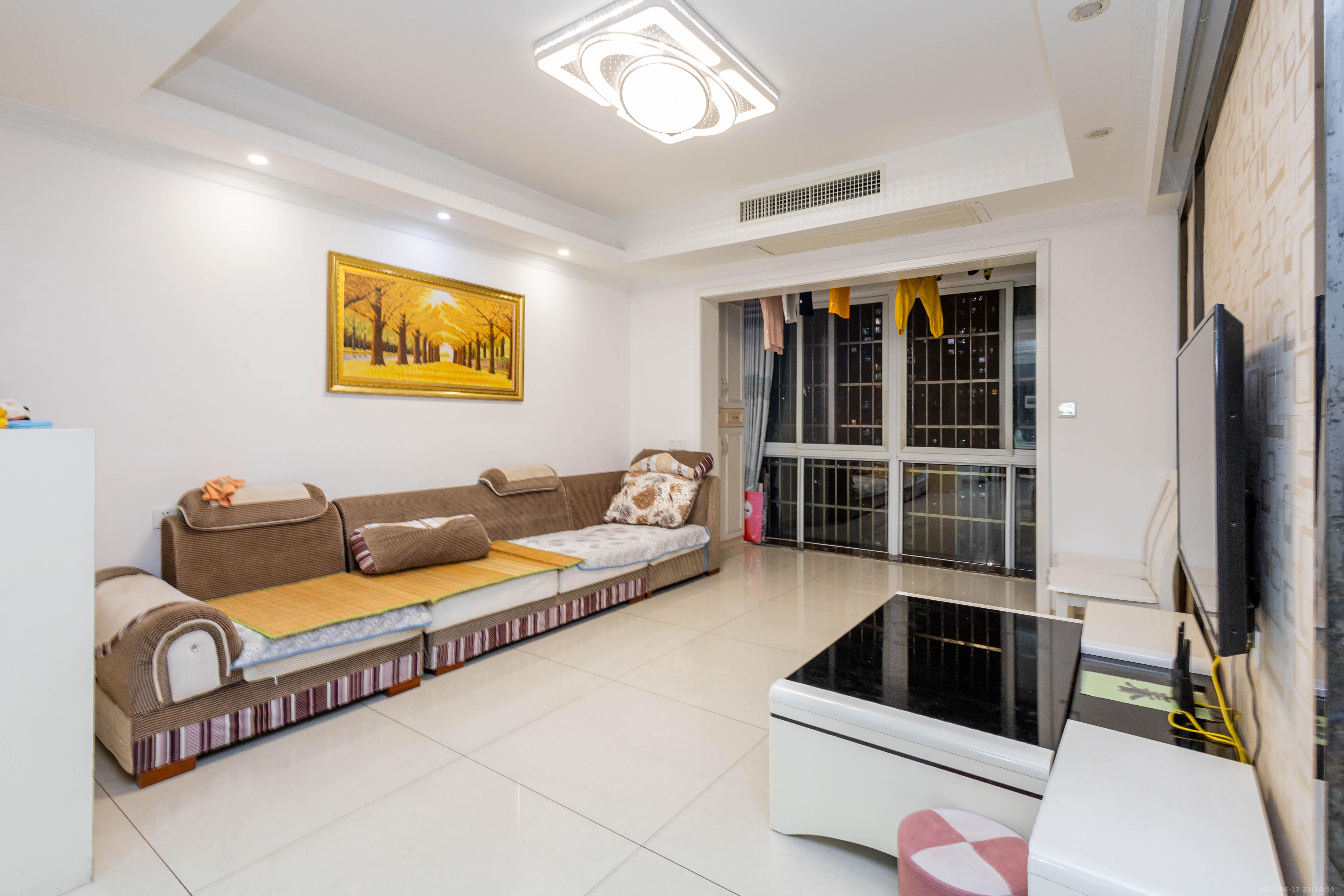 爵士湘 3室2厅2卫 76.3万 爵士湘 3室2厅2卫 76.3万客厅