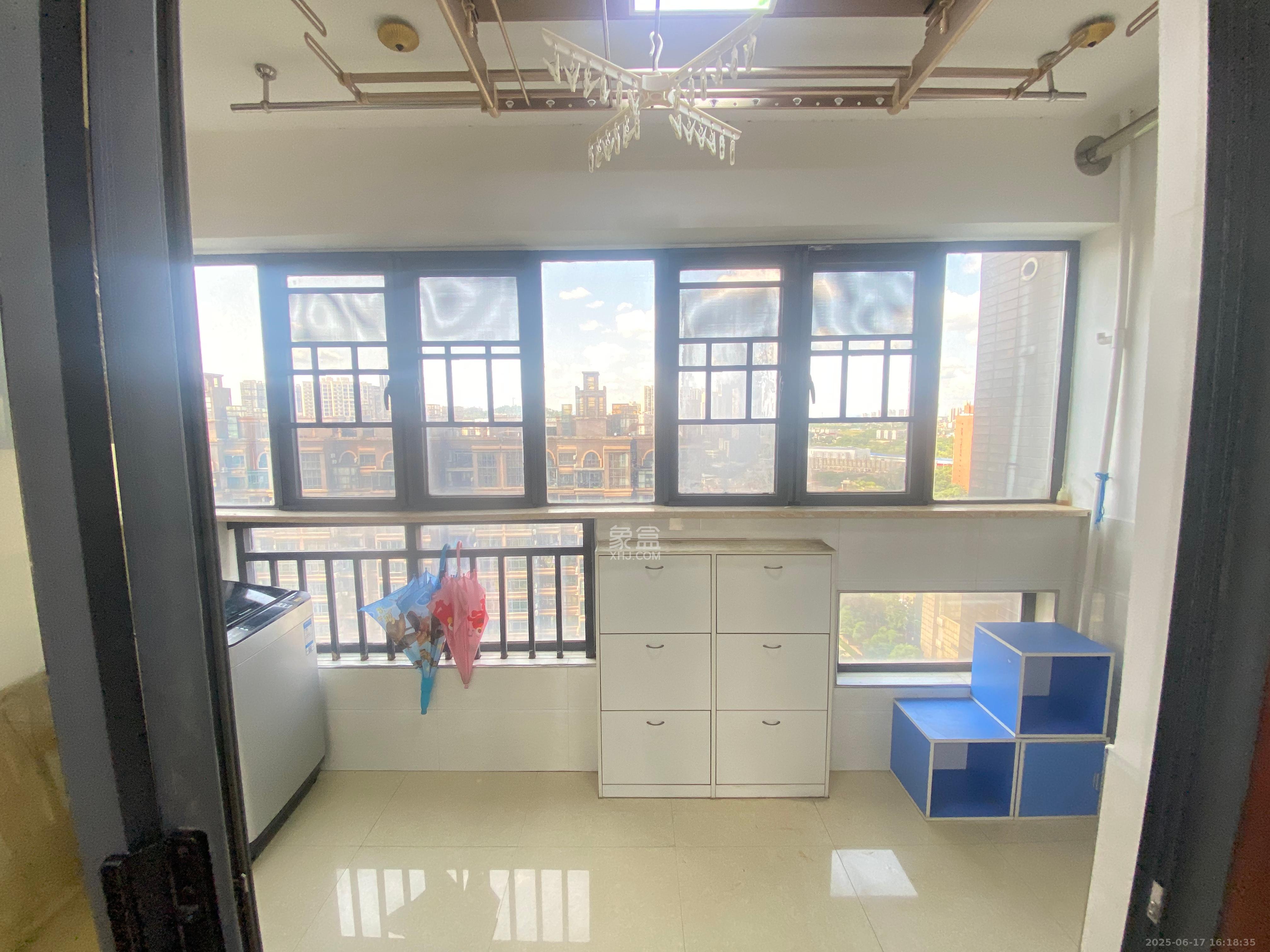 双湾国际(湘江御景花园) 3室2厅3卫 2800.0元/月 双湾国际(湘江御景花园) 3室2厅3卫 2800.0元/月室内图