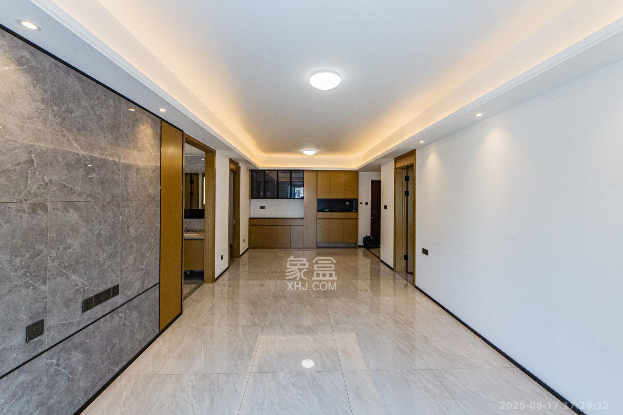 长房雍景湾 3室2厅2卫 123.0万 长房雍景湾 3室2厅2卫 123.0万客厅