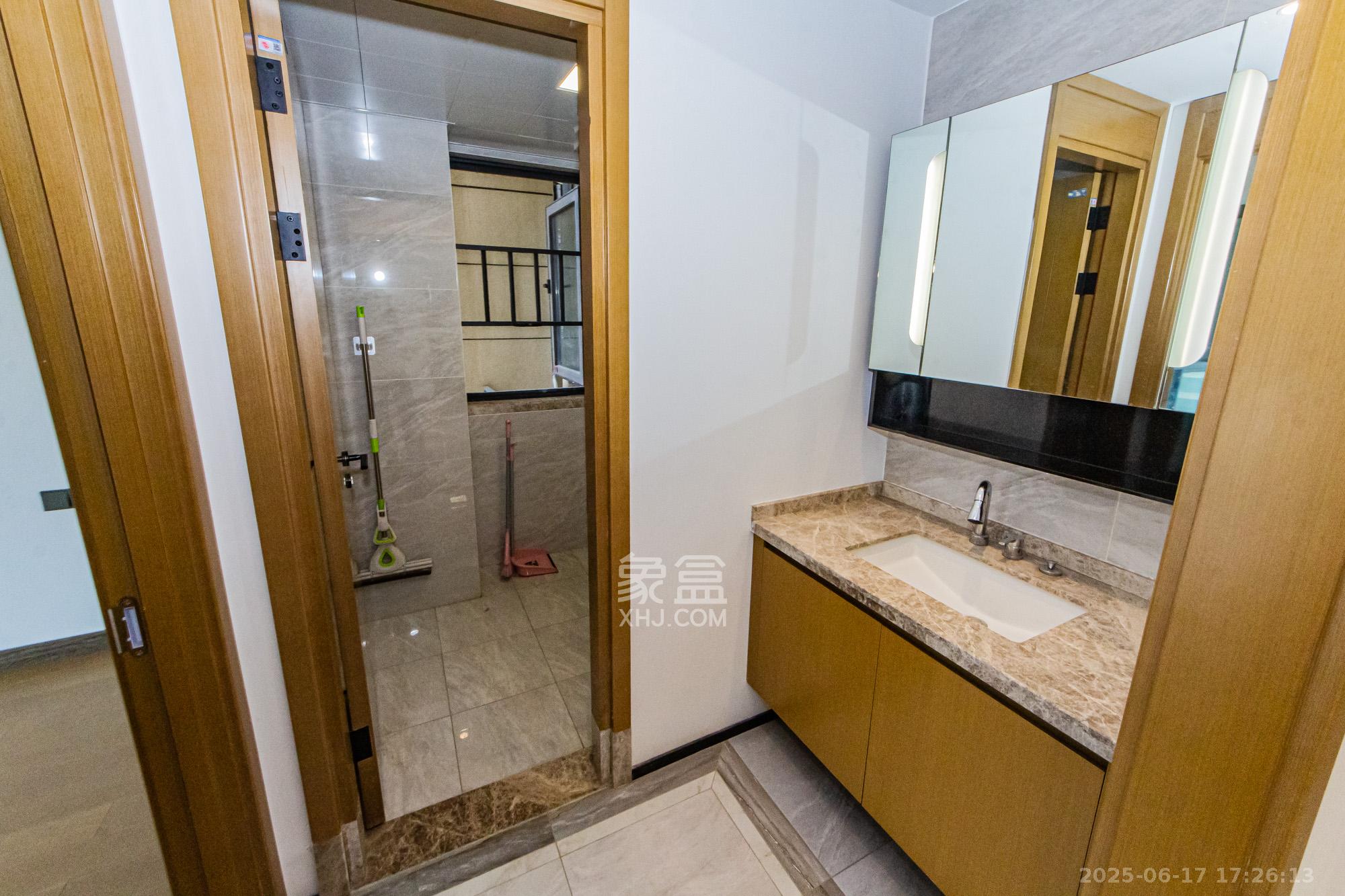 长房雍景湾 3室2厅2卫 123.0万 长房雍景湾 3室2厅2卫 123.0万卫生间