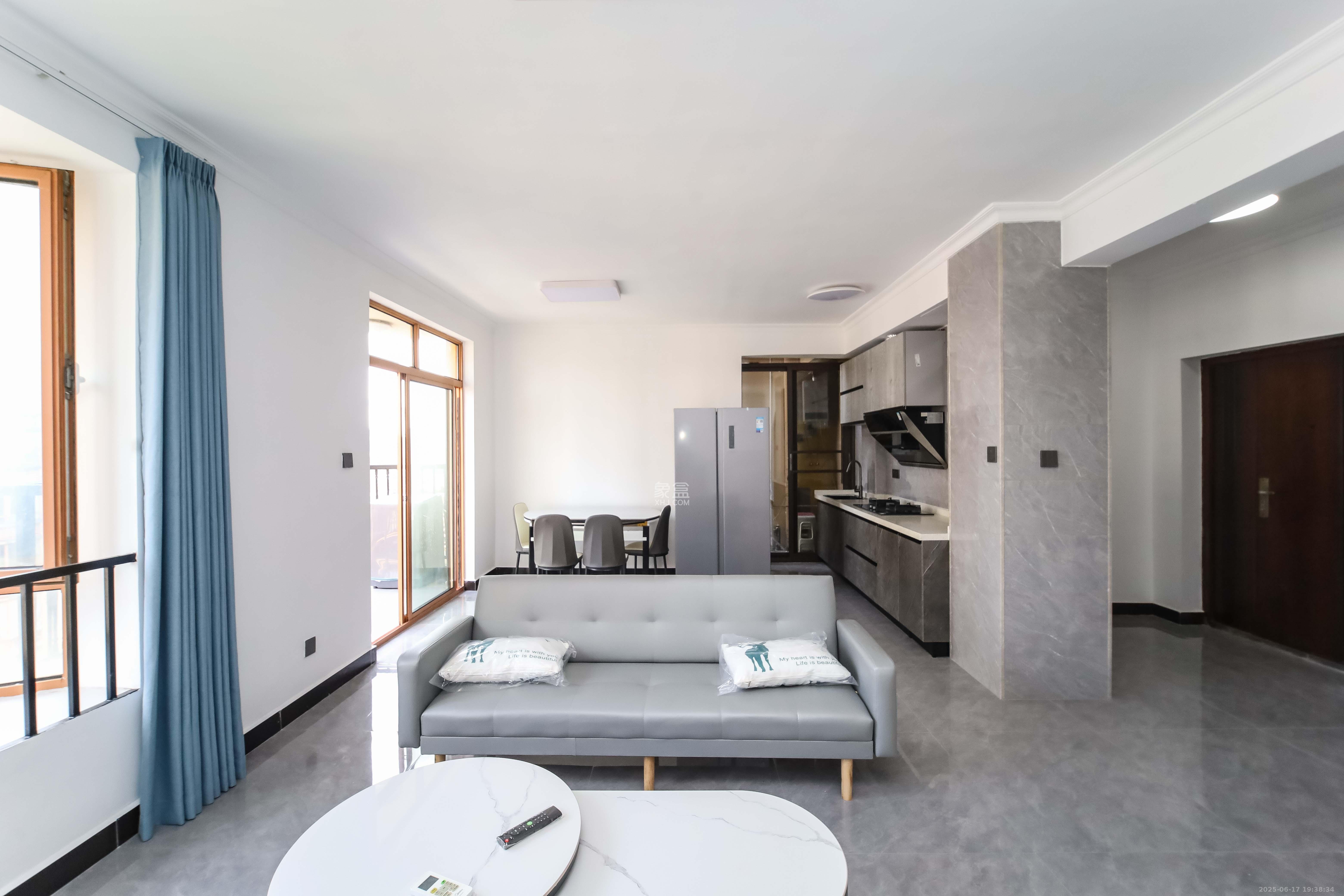 世嘉国际华城 2室2厅2卫 96.8万 世嘉国际华城 2室2厅2卫 96.8万客厅