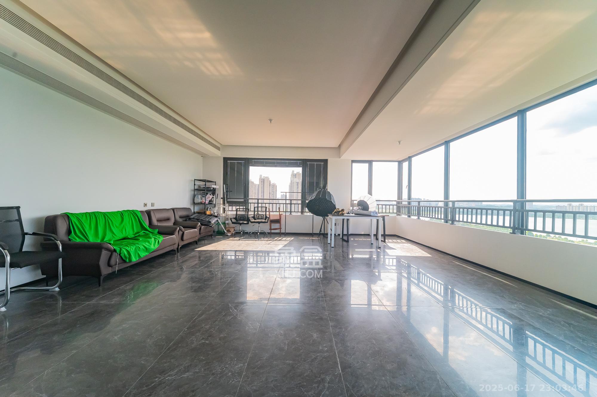 万科松湖天地  5室2厅3卫    398.0万 万科松湖天地  5室2厅3卫    398.0万客厅