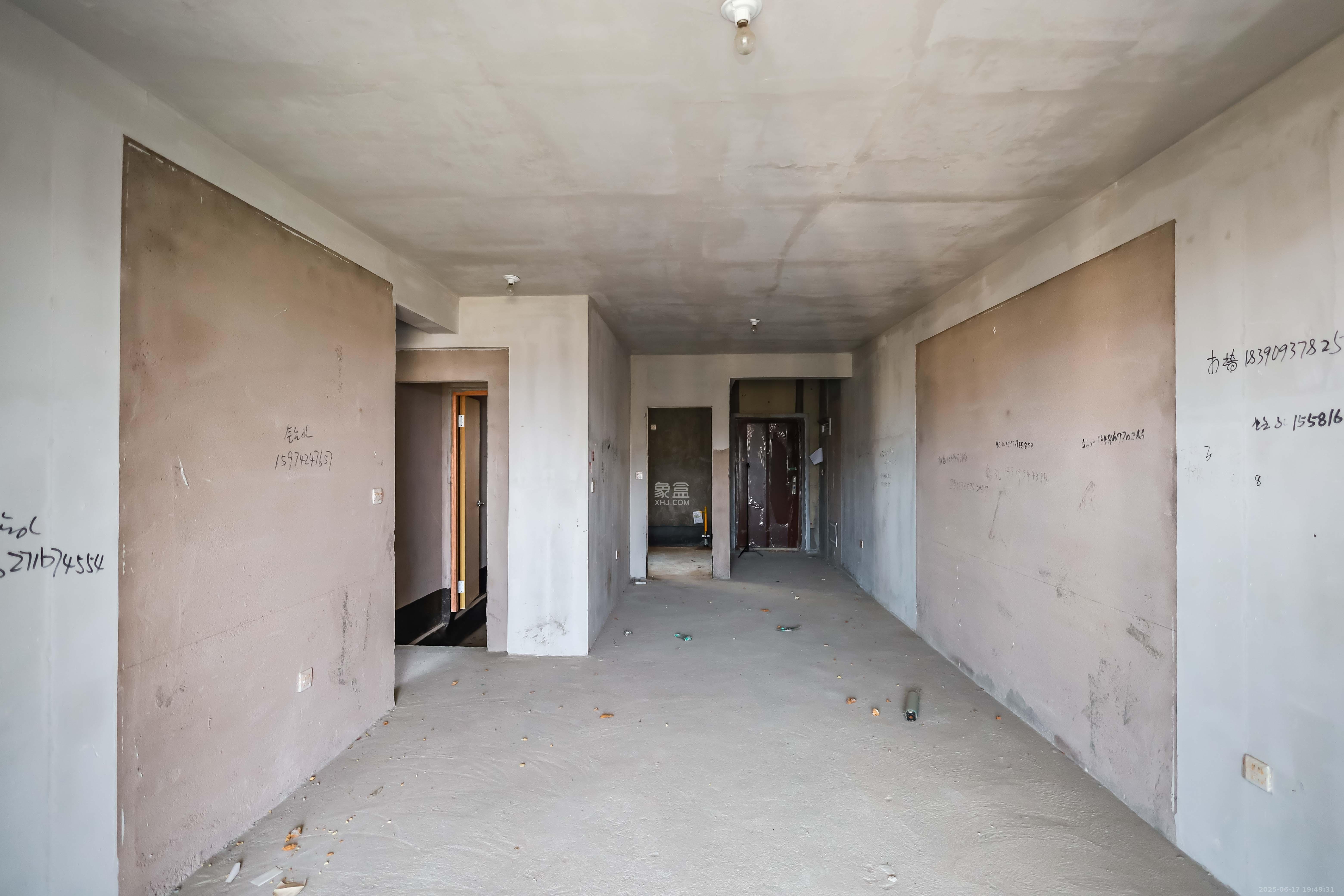 金侨风华府 4室2厅2卫 89.0万 金侨风华府 4室2厅2卫 89.0万客厅