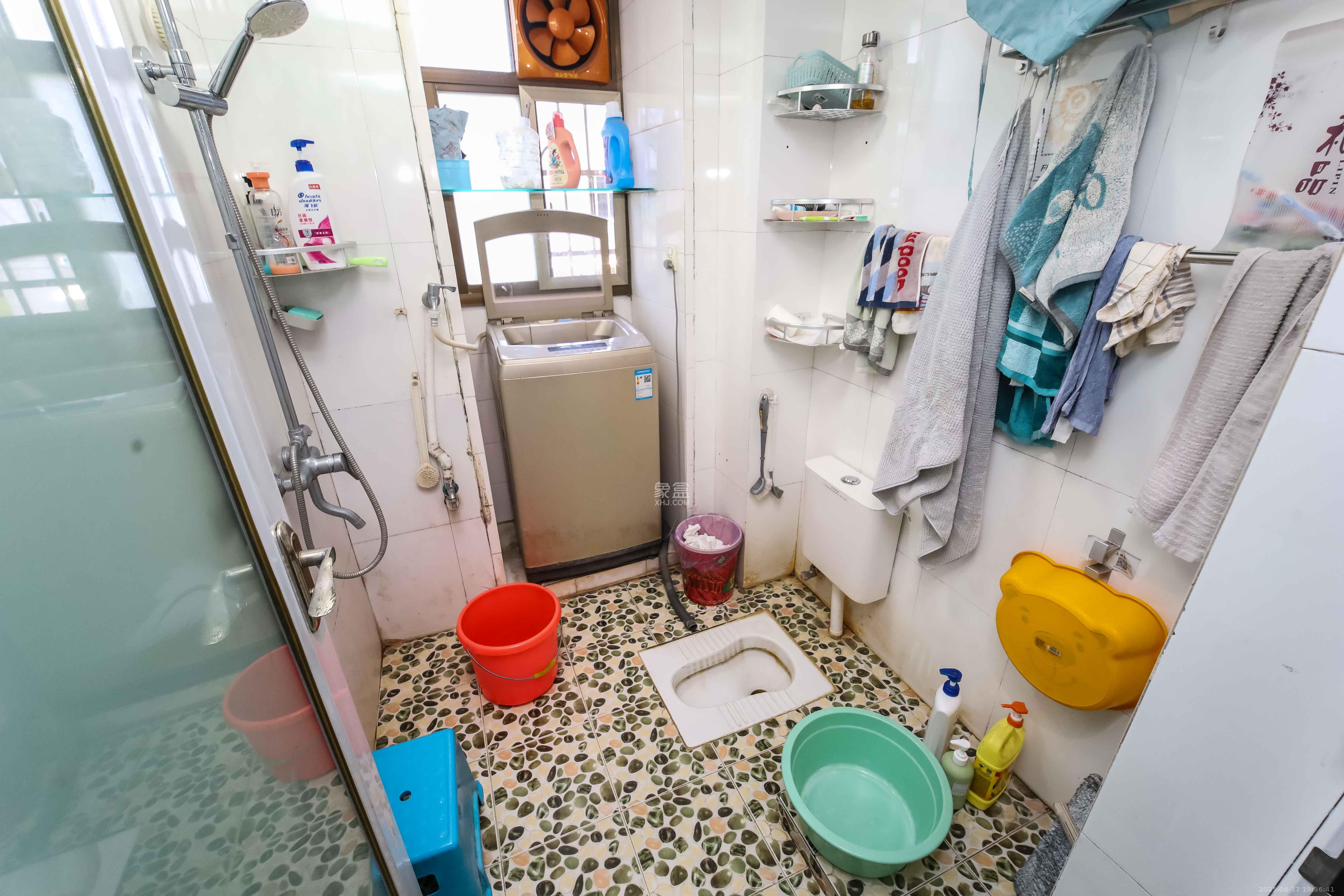 荷花园小区（安置房小区）  3室2厅2卫    59.8万卫生间