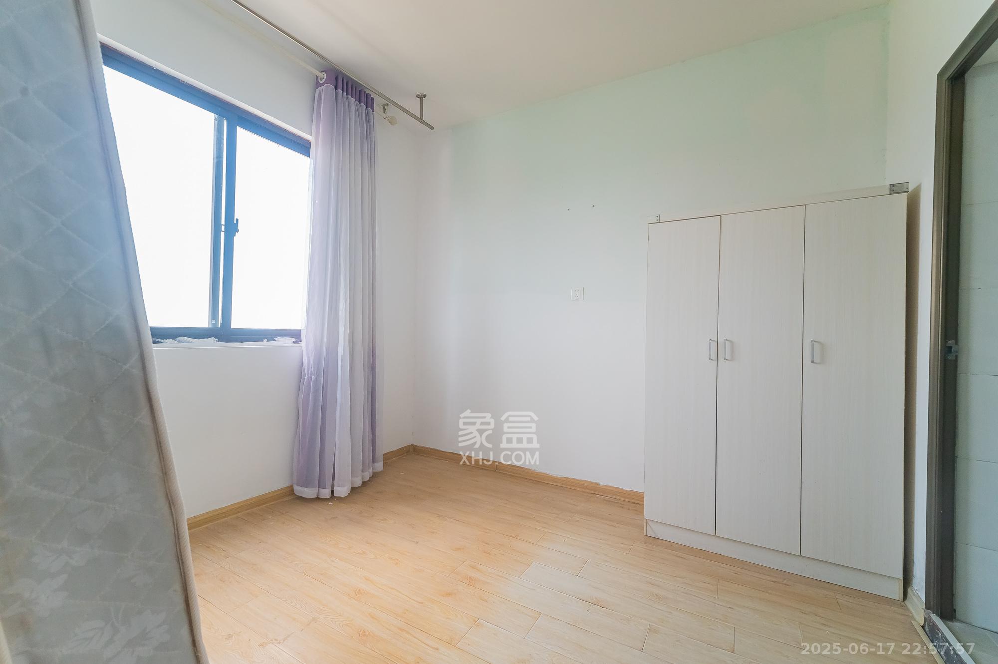 华润置地广场二期  4室2厅2卫    96.8万 华润置地广场二期  4室2厅2卫    96.8万其他