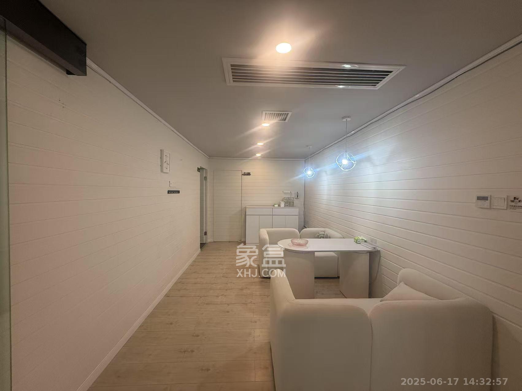 藏珑湖上国际花园 5室2厅3卫 7500.0元/月 藏珑湖上国际花园 5室2厅3卫 7500.0元/月室内图