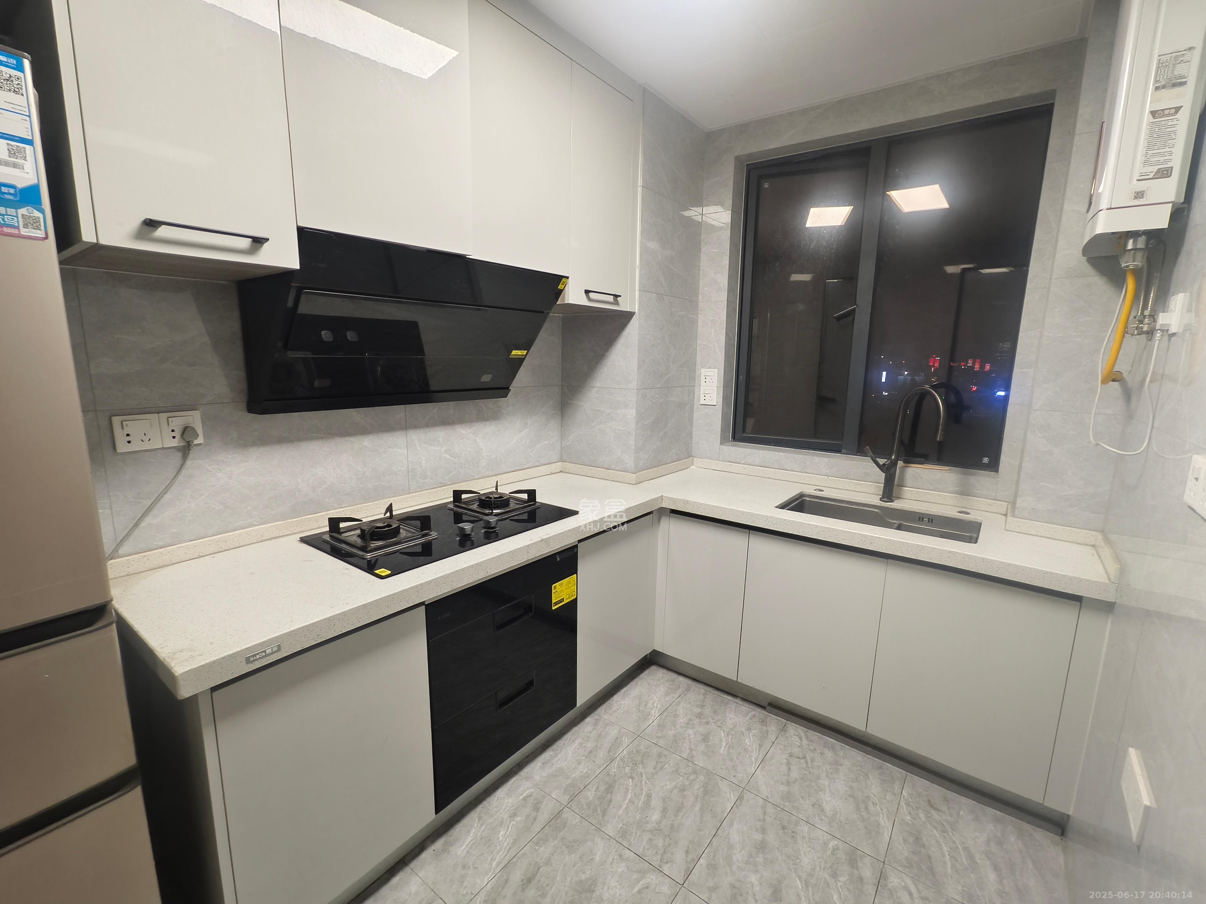 好莱城(弘德西街) 4室2厅2卫 3300.0元/月 好莱城(弘德西街) 4室2厅2卫 3300.0元/月室内图