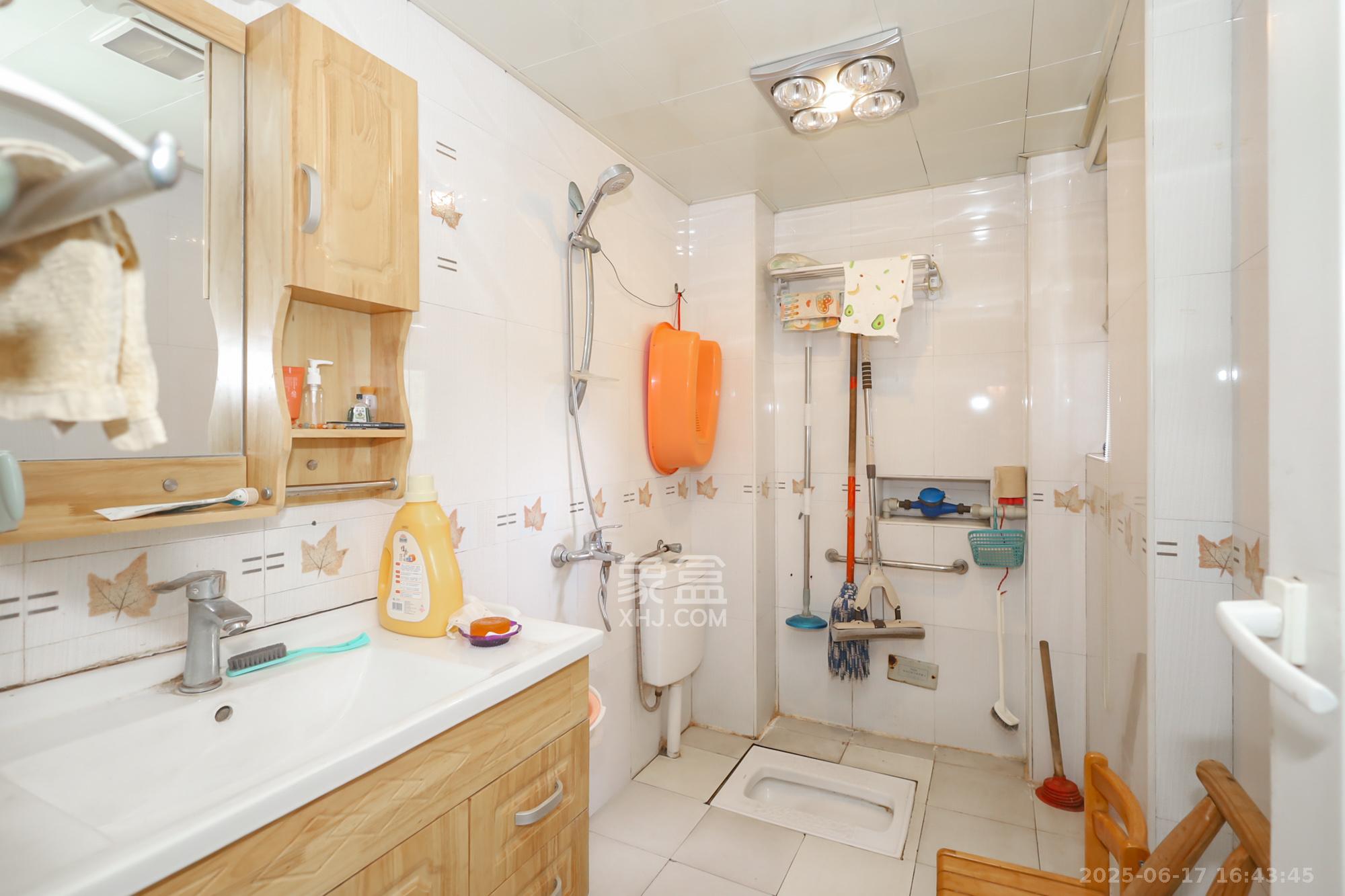 枫树园 3室2厅2卫 128.0万 枫树园 3室2厅2卫 128.0万卫生间