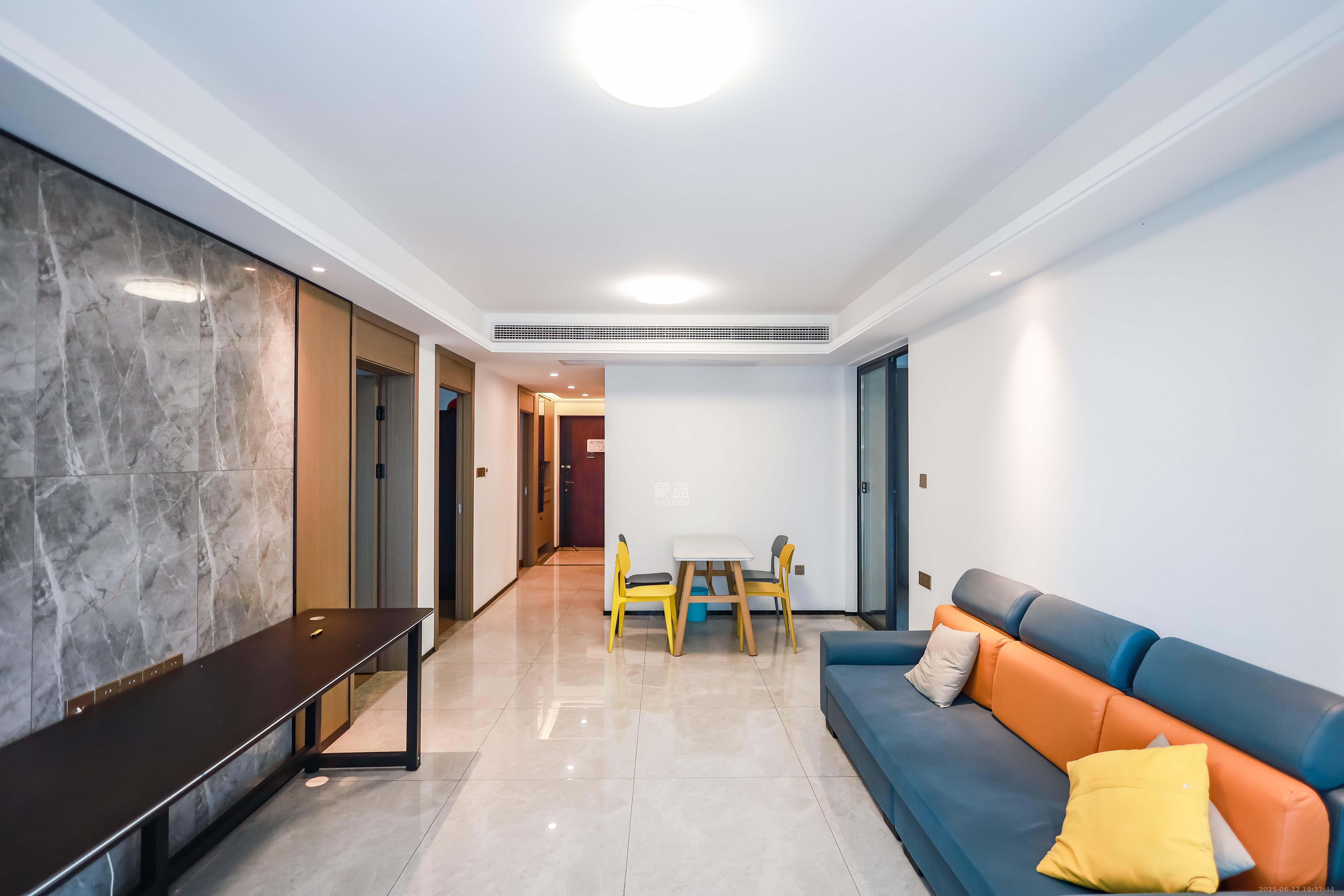 长房云尚公馆  3室2厅1卫    105.0万 长房云尚公馆  3室2厅1卫    105.0万客厅